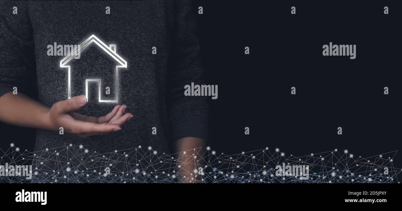 Mädchen Hand hält virtuelle Hologramm zu Hause. Konzept Des Eigenheims. Familienhausversicherung Stockfoto Mädchen Hand hält virtuelle Hologramm zu Hause. Konzept Des Eigenheims. Familienhausversicherung Stockfoto