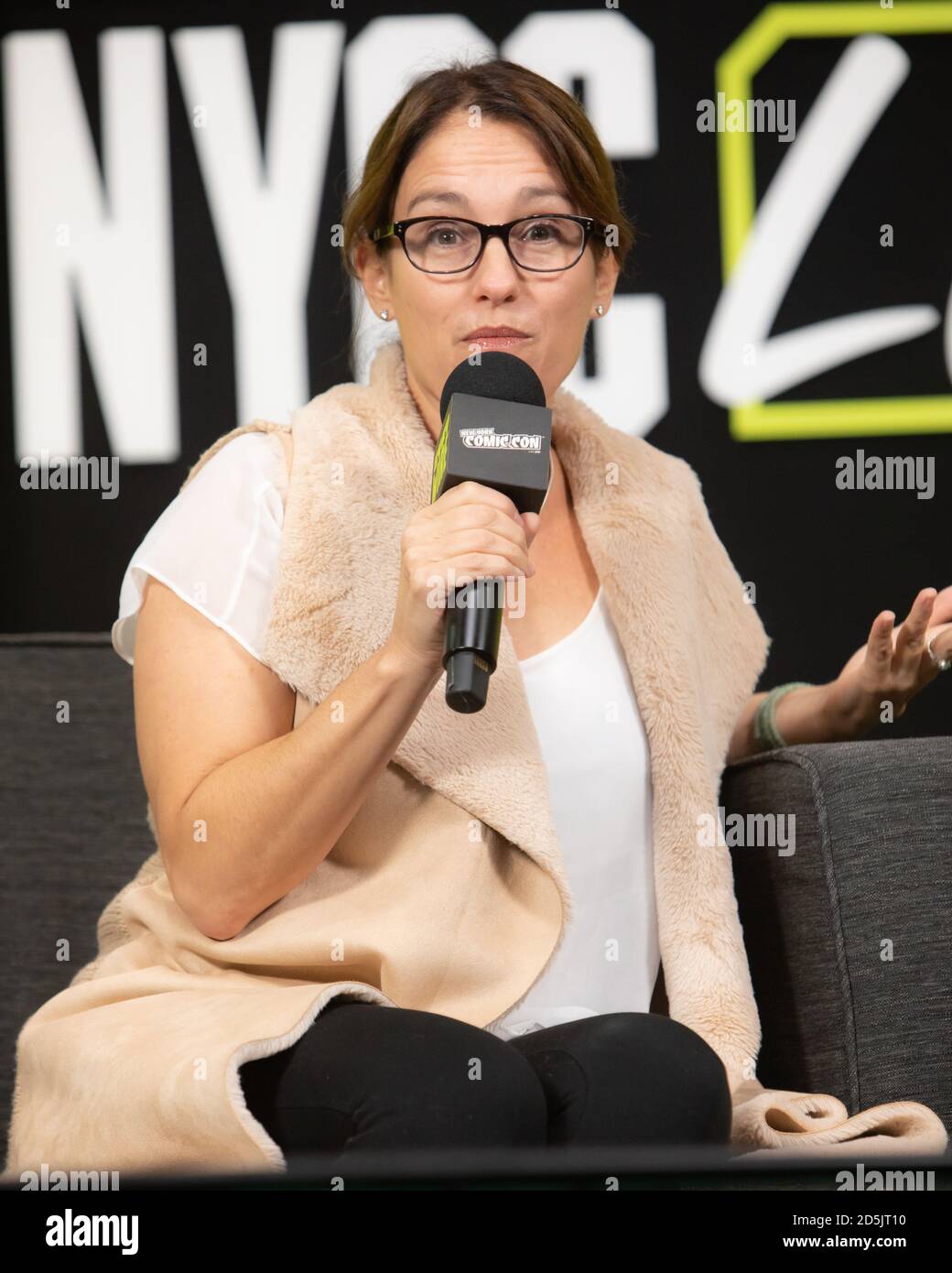 Amy Jo Johnson - Original Pink Power Ranger wird bei der New York Comic Con interviewt Stockfoto