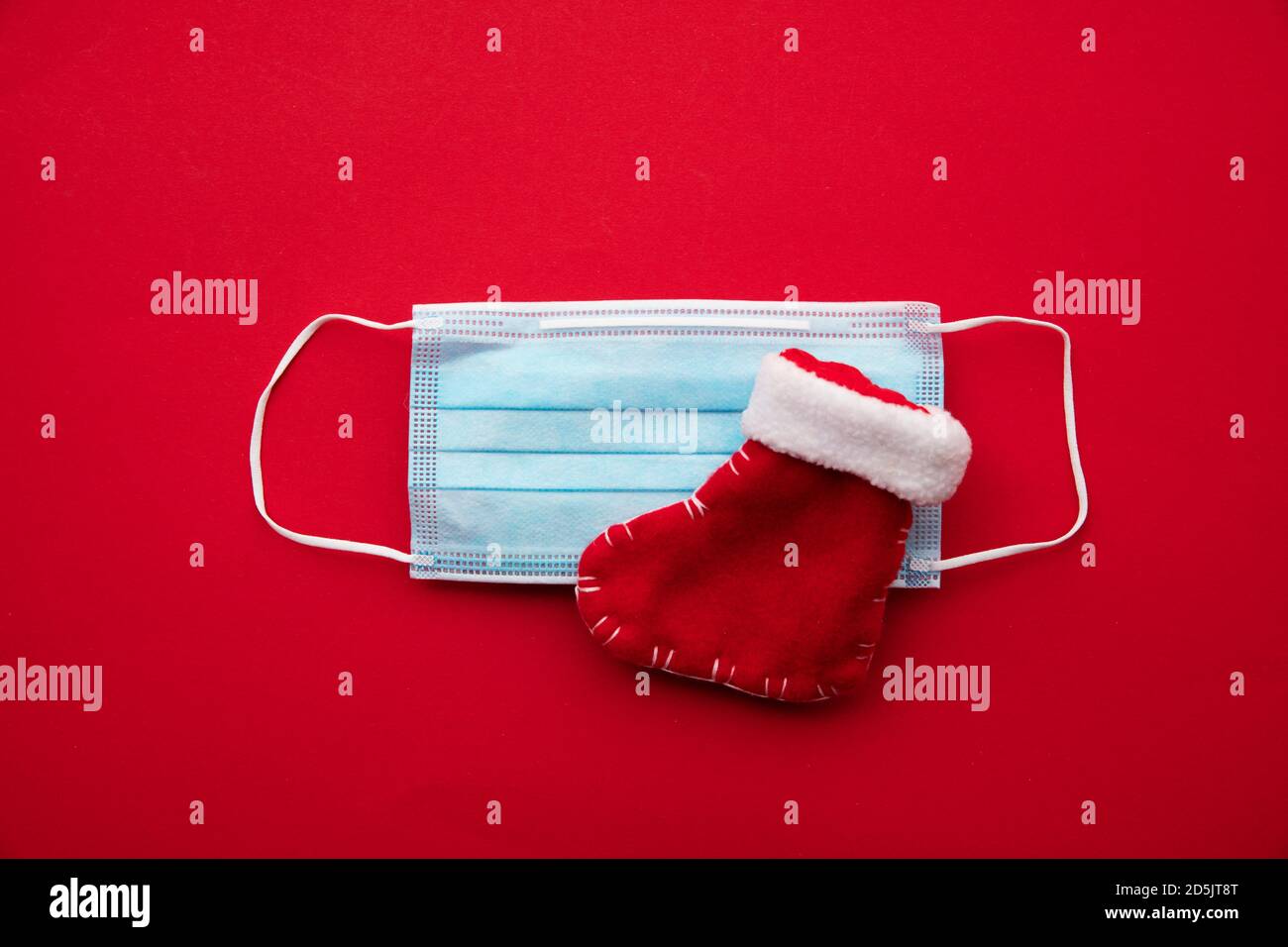 Weihnachtsstrumpf auf einer schützenden covid-19 Gesichtsmaske Stockfoto