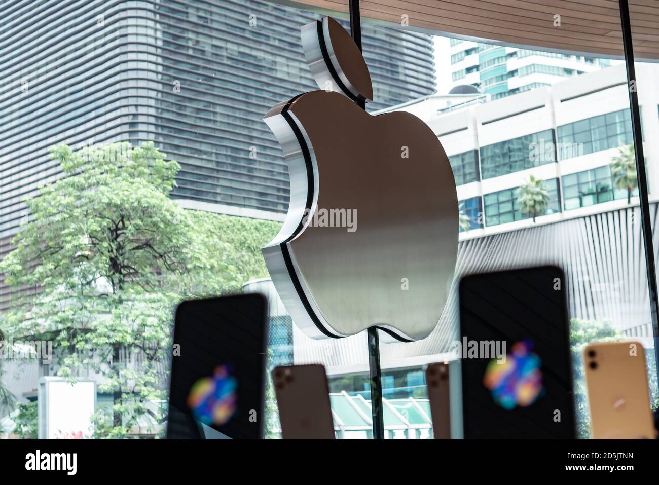 Bangkok, Thailand - 14. September 2020 : das Apple-Logo im Apple Store in Bangkok mit iPhones im Vordergrund. Stockfoto