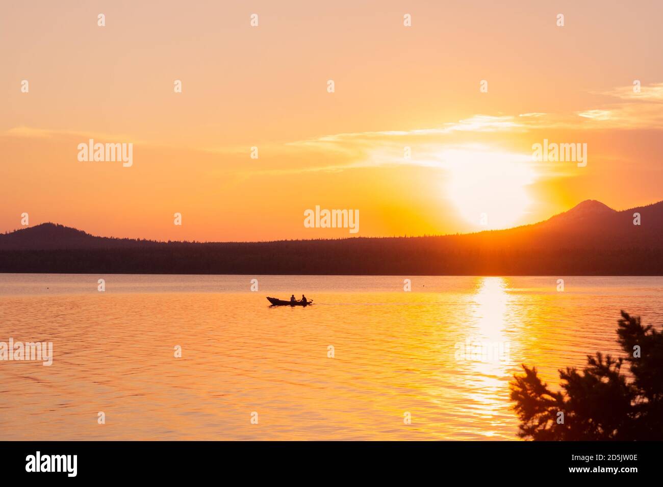 Ein schöner goldener Sonnenuntergang auf dem See Stockfoto