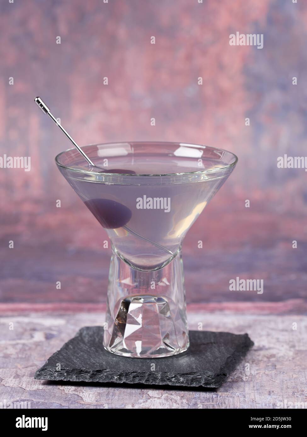 Aviation: Ein violett-bläulicher Cocktail aus Gin, Maraschino, Creme de violette und einem Schuss Zitronensaft, serviert mit einer Maraschino-Kirsche Stockfoto