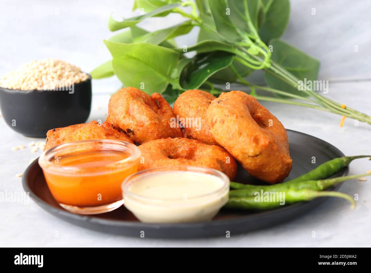 Vada oder Medu Vadai mit Sambar und Kokos-Chutney - Beliebte südindische Snack. Rezept Zutaten mit Copy Space Stockfoto