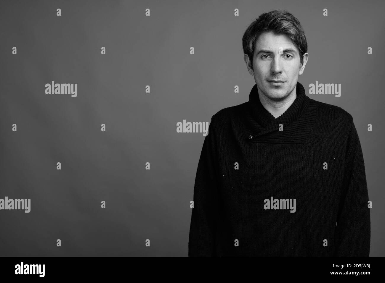 Portrait von schönen Mann trägt Mantel für kaltes Wetter Stockfoto