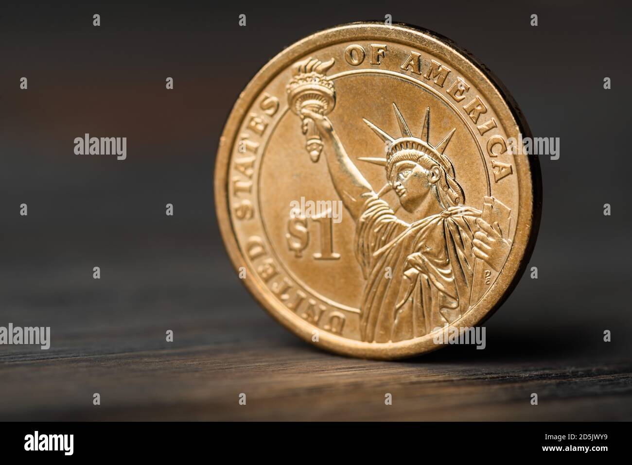 Eine Dollar-Münze auf dem Schreibtisch Stockfoto