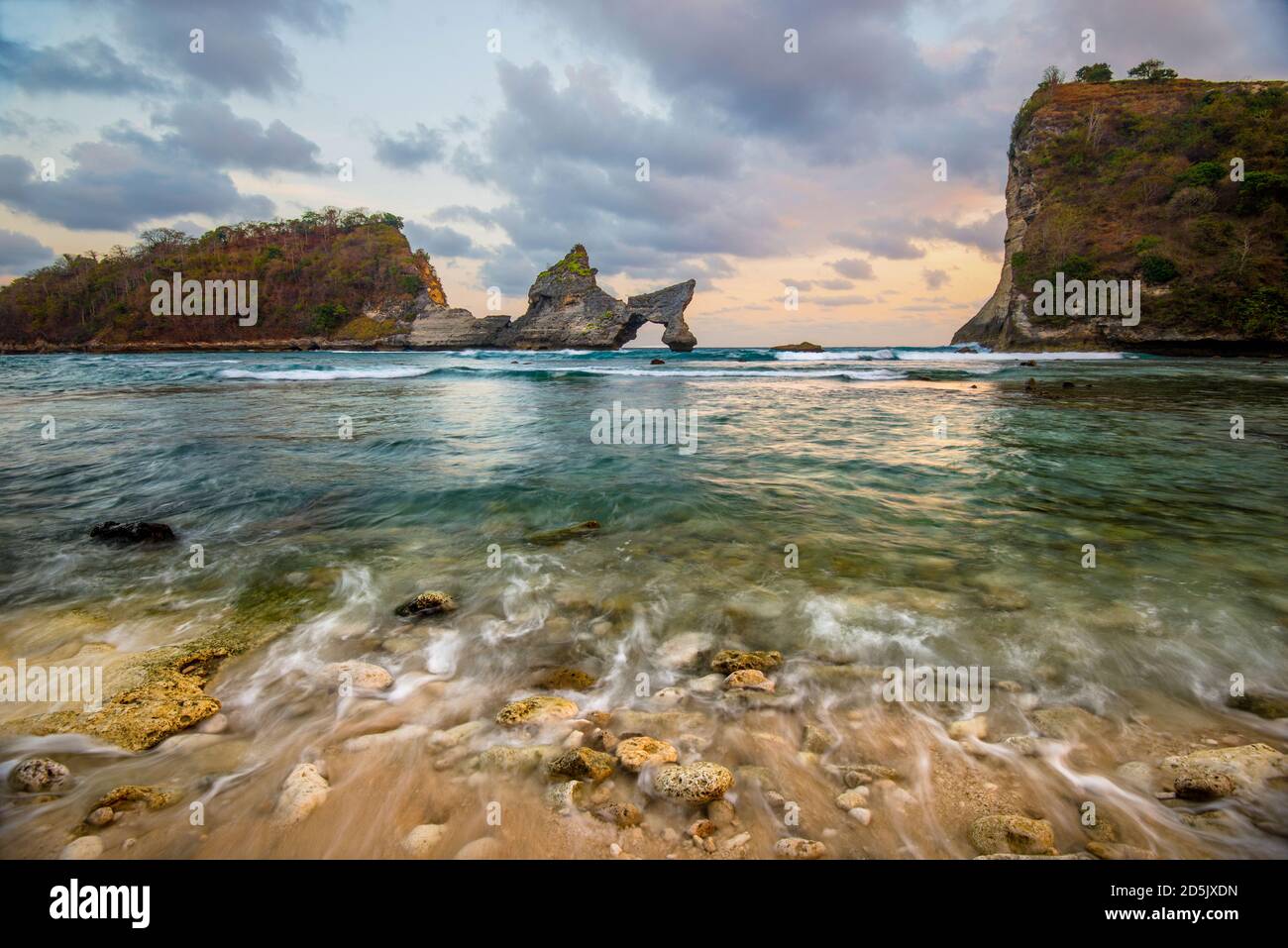Sonnenuntergang in Batu Atuh Nusa Penida - Bali, Indonesien Stockfoto
