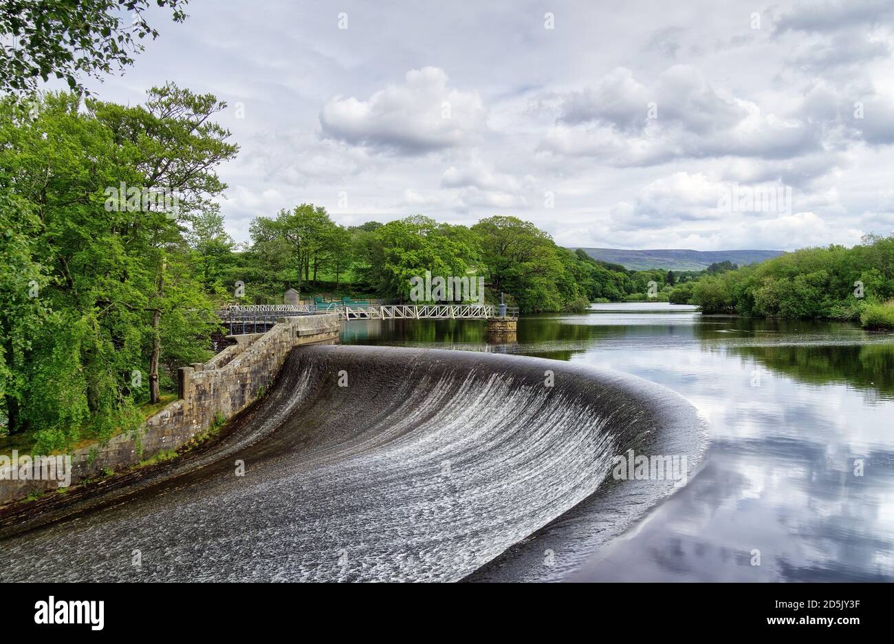 Ein Damm auf einem Stausee im Wald von Bowland, Lancashire, England Stockfoto