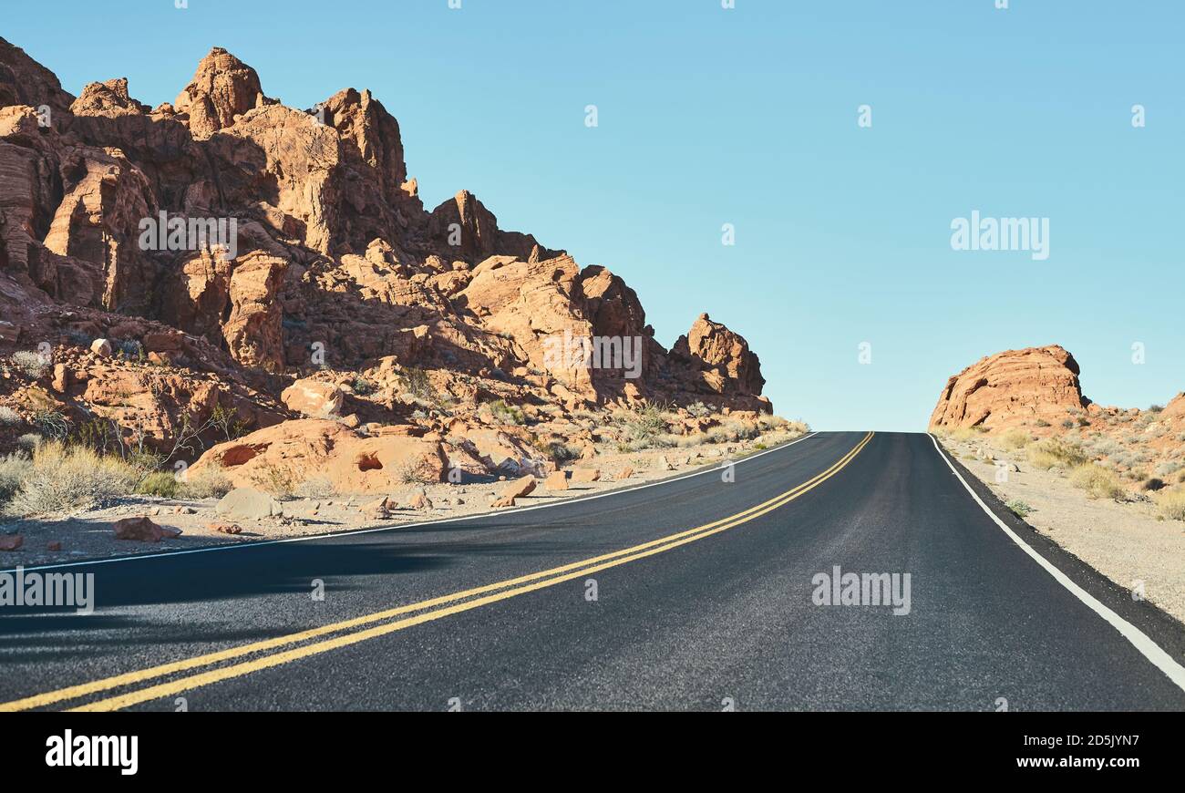 Panoramablick auf Nevada Wüstenstraße, farbiges Bild, USA. Stockfoto
