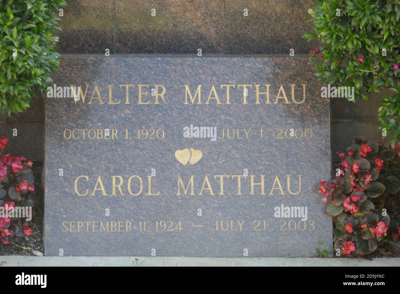 Los Angeles, Kalifornien, USA 13. Oktober 2020 EIN allgemeiner Blick auf die Atmosphäre der Gräber von Walter Matthau und Carol Matthau im Pierce Brothers Westwood Village Memorial Park am 13. Oktober 2020 in Los Angeles, Kalifornien, USA. Foto von Barry King/Alamy Stockfoto Stockfoto