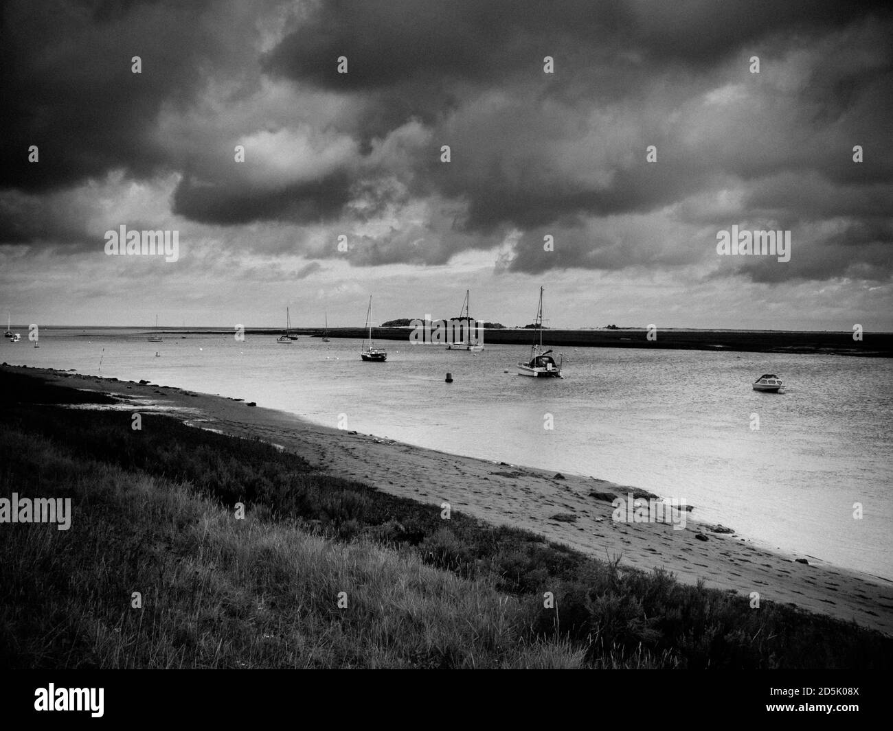 Ein langweiliger Tag in Norfolk. Ein monochromes Bild von stürmischem Wetter (Nimbostratus Wolken) mit Blick auf die Big Gap in Wells-Next-the-Sea, Norfolk, Großbritannien. Stockfoto