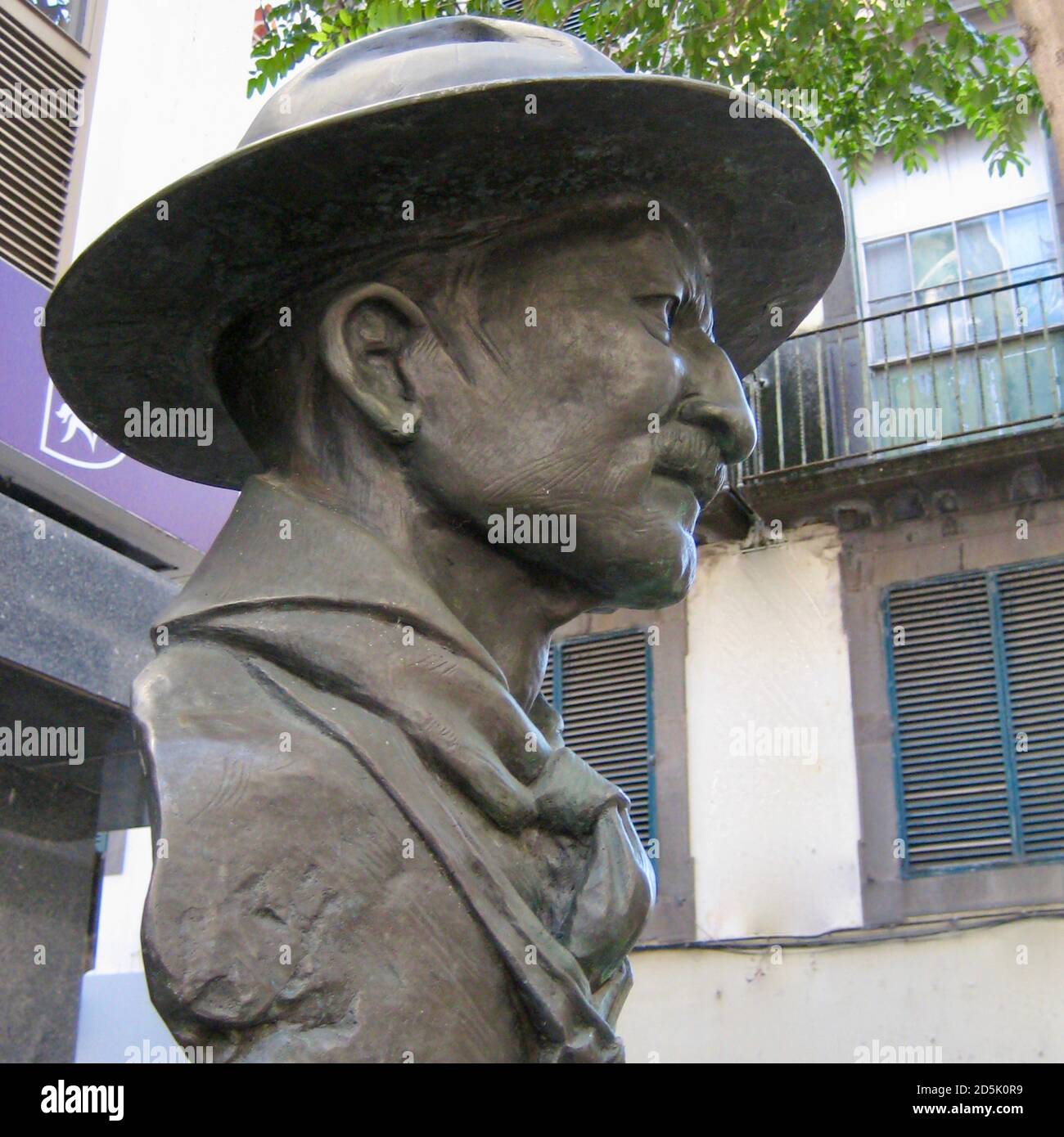 Bronzebüste von Lord Robert Baden Powell in einer Pfadfinderuniform auf Madeira. Ricardo Velosa war der Bildhauer. Stockfoto