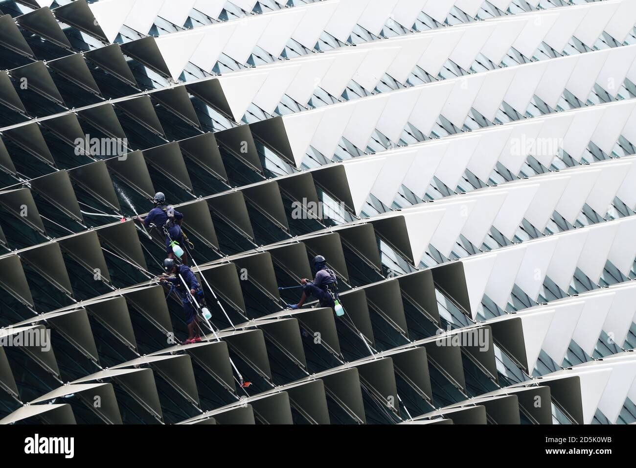 Singapur. Oktober 2020. Arbeiter reinigen die Fassade der Esplanade in Singapur, am 14. Oktober 2020. Kredit: Dann Chih Wey/Xinhua/Alamy Live Nachrichten Stockfoto