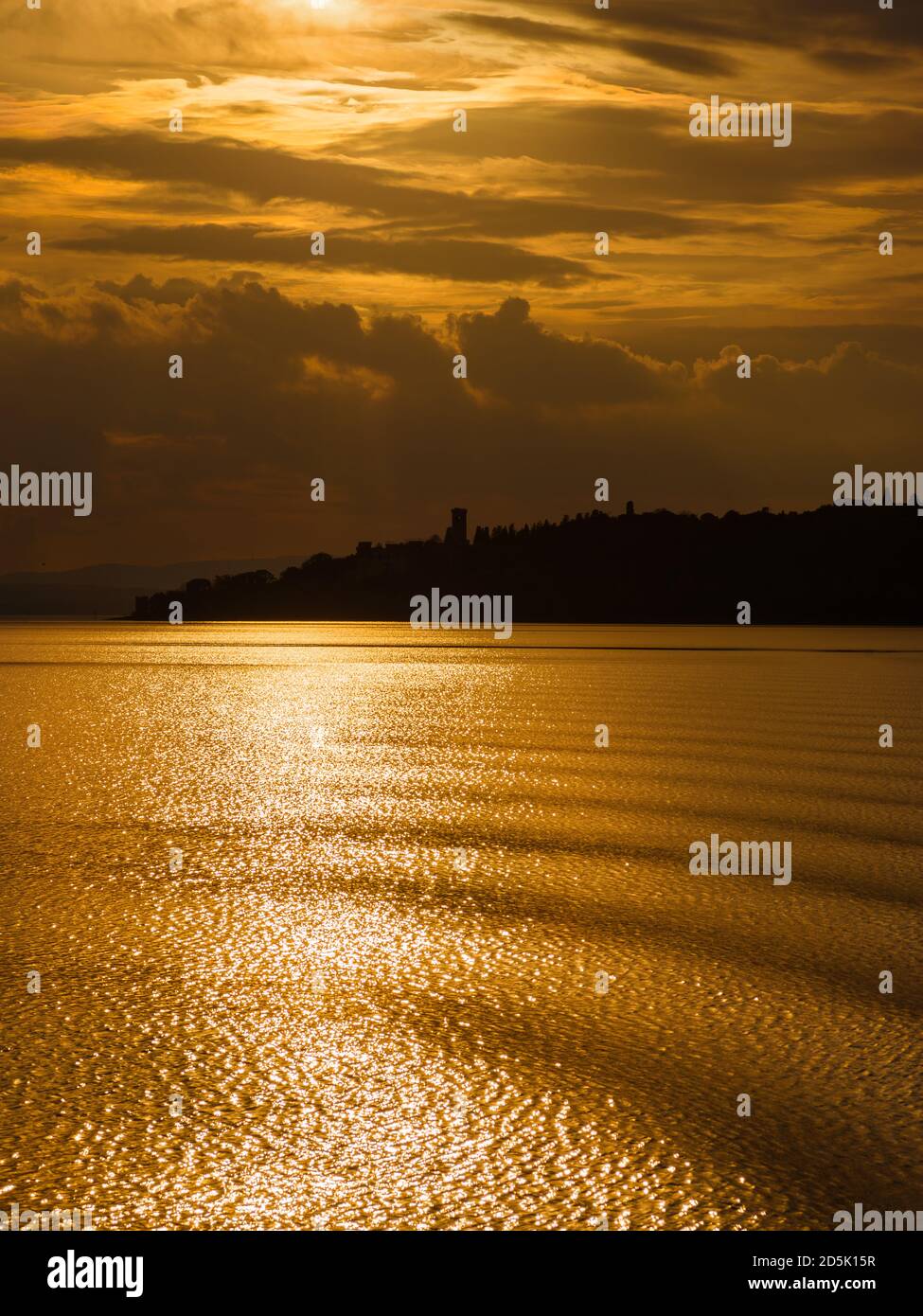 Goldenes Abendlicht über dem Trasimenischen See und der Isola Maggiore (Großinsel) in Umbrien Stockfoto