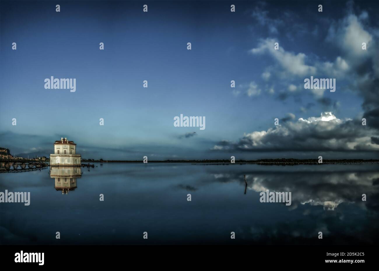 casina vanvitelliana, Panoramafoto des Fusaro-Sees, Gemeinde Bacoli Stockfoto