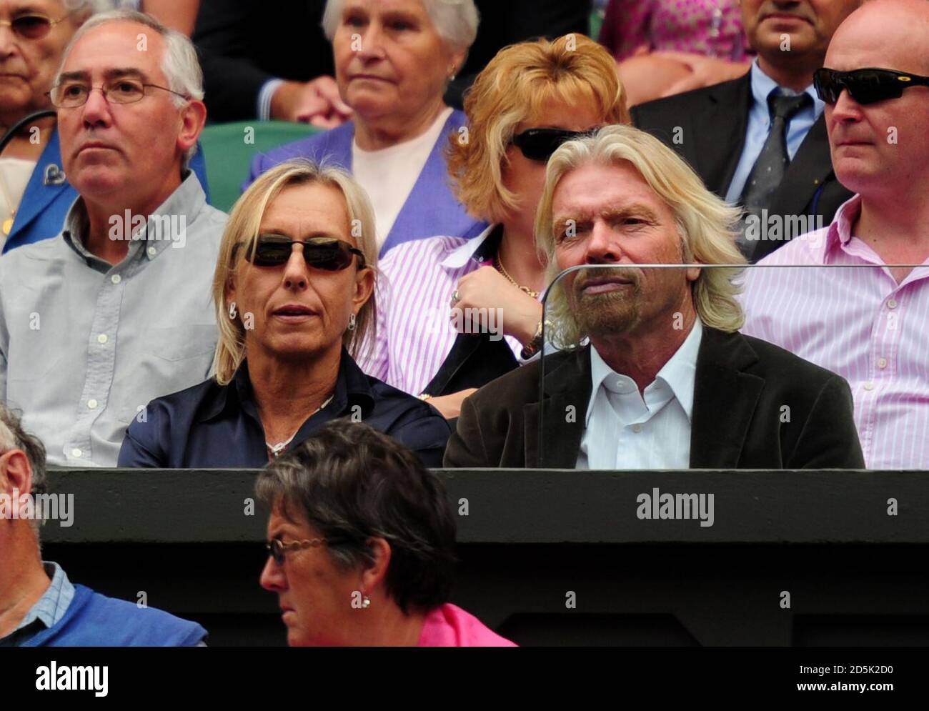 Die ehemalige Tennisspielerin Martina Navratilova und Sir Richard Branson schauen sich das Spiel zwischen der weißrussischen Victoria Azarenka und der tschechischen Petra Kvitova am 10. Tag der Wimbledon Championships 2011 im All England Lawn Tennis and Croquet Club in Wimbledon an. Stockfoto