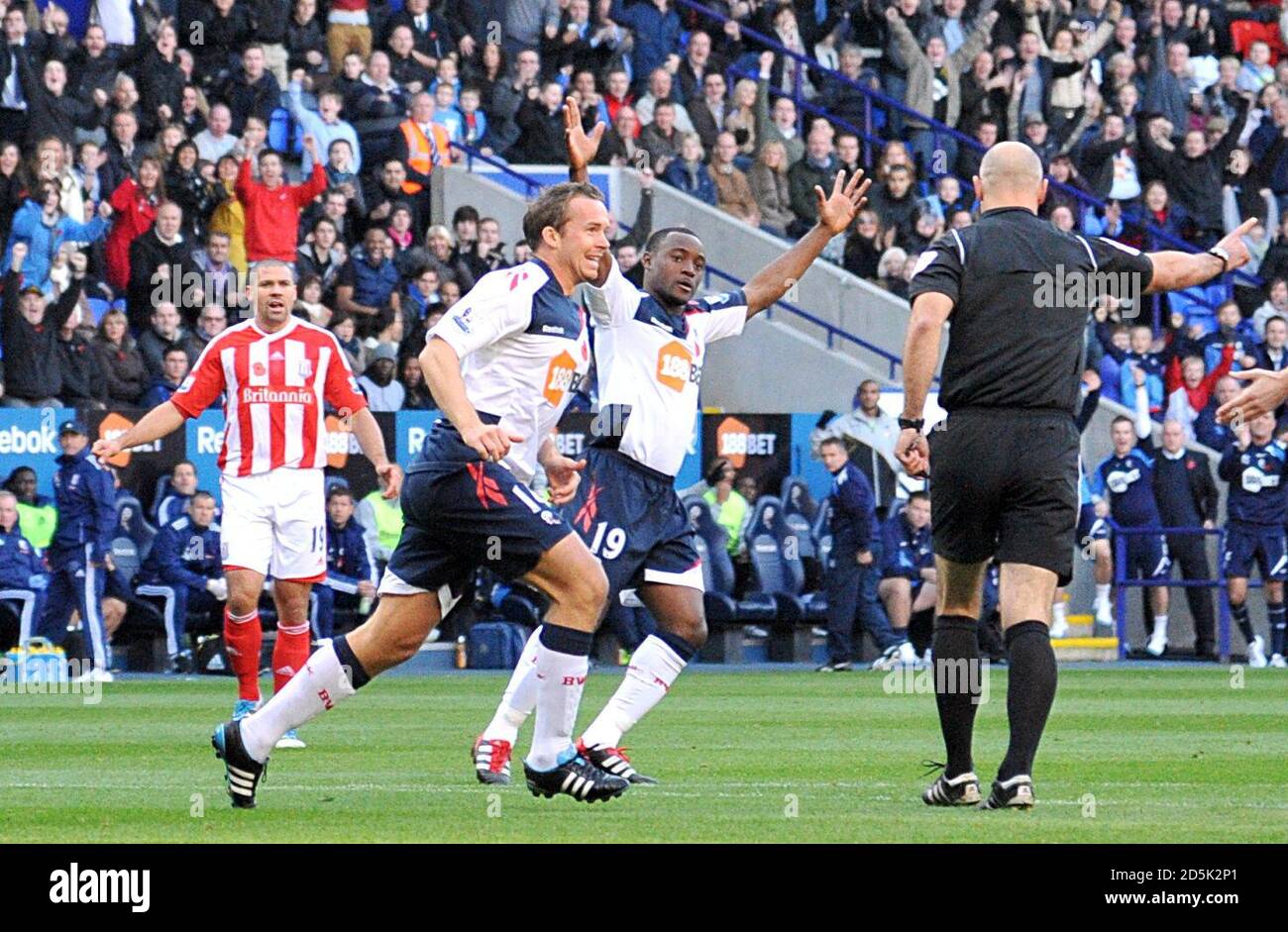 Bolton Wanderers' Kevin Davies (zweiter links) Feiert das Eröffnungstreffer seines Teams Stockfoto