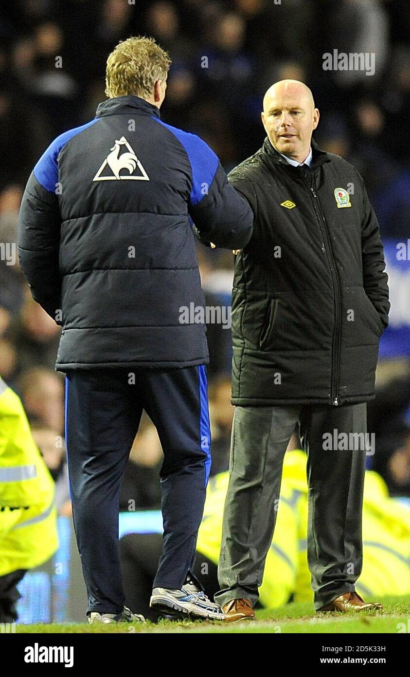 Everton-Manager David Moyes (links) schüttelt sich nach dem Schlusspfiff die Hände mit Steve Kean, dem Manager von Blackburn Rovers. Stockfoto