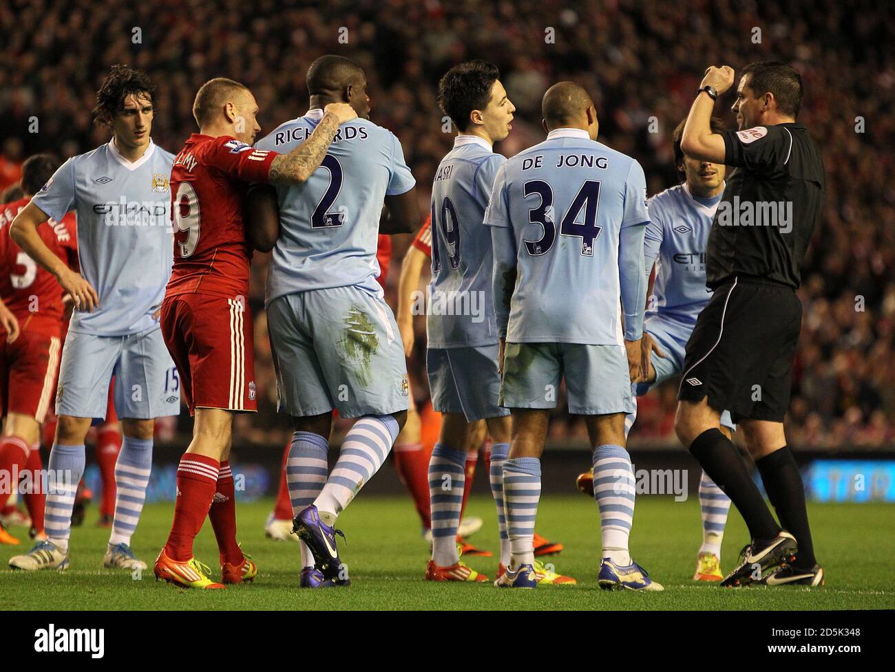 Micah Richards von Manchester City (links in der Mitte) Und seine Teamkollegen streiten mit Refere Phil Dowd hinterher Einräumen einer Strafe Stockfoto