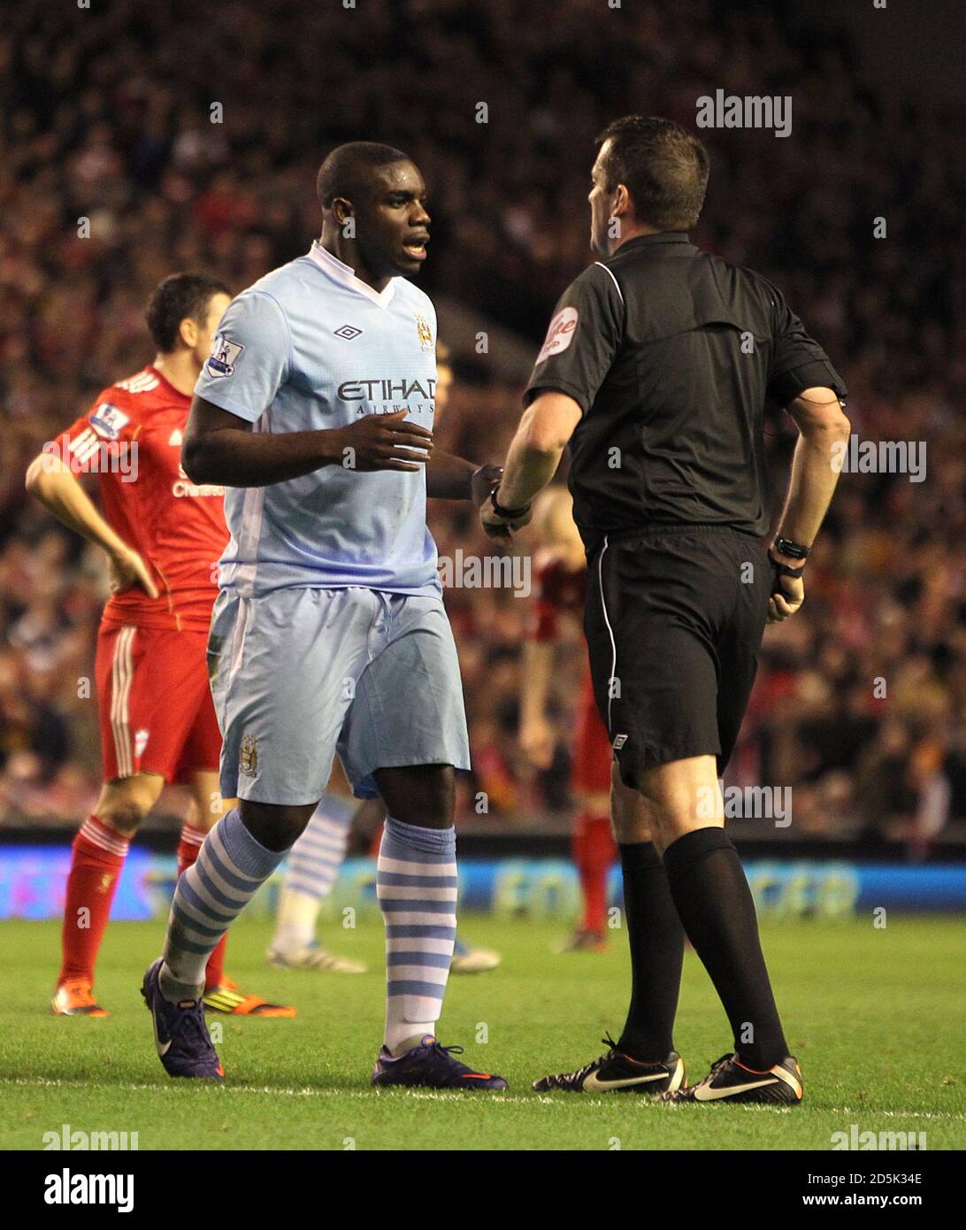 Micah Richards von Manchester City argumentiert mit dem Refere Phil Dowd Einräumen einer Strafe Stockfoto