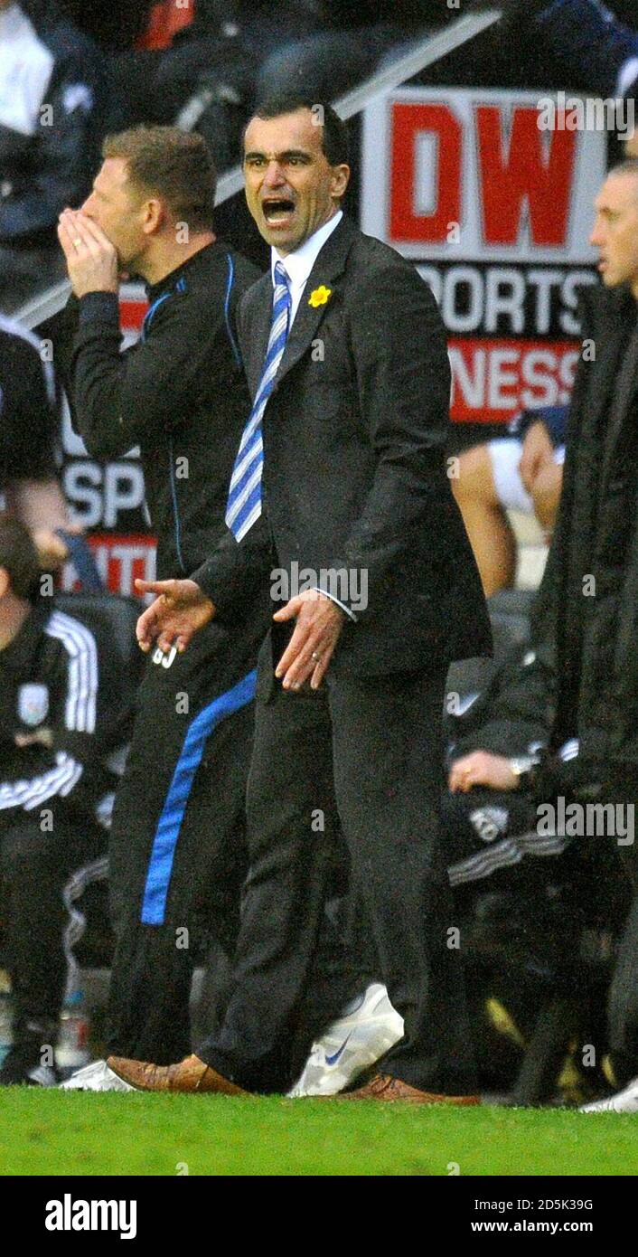 Roberto Martinez, Manager von Wigan Athletic, drängt sein Team nach vorne Stockfoto