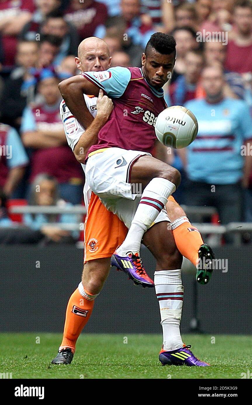 Stephen Crainey von Blackpool (links) und Ricardo Vaz von West Ham United TE Kampf um den Ball Stockfoto