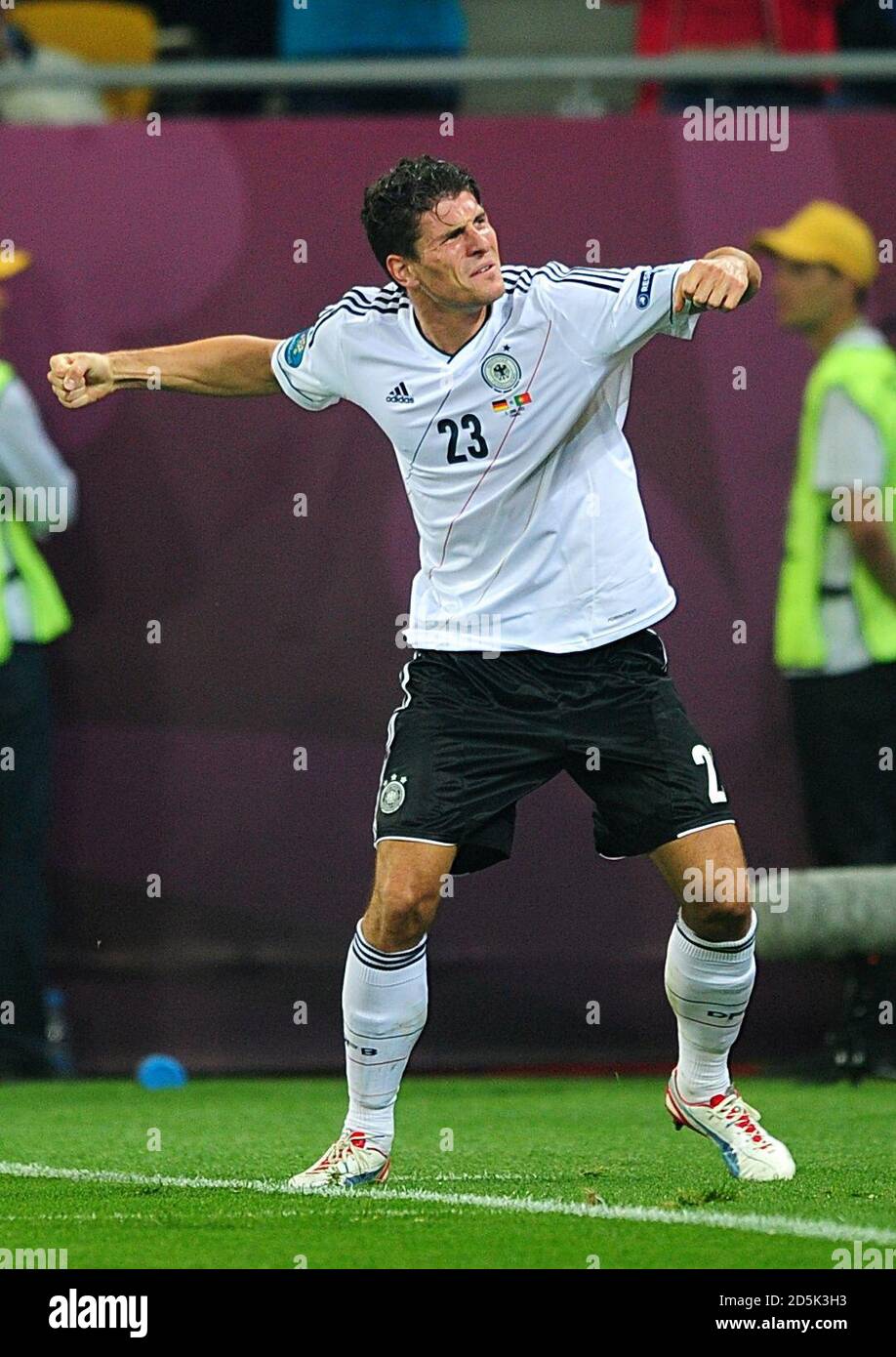 Deutschlands Mario Gomez feiert sein erstes Tor der Spiel Stockfoto