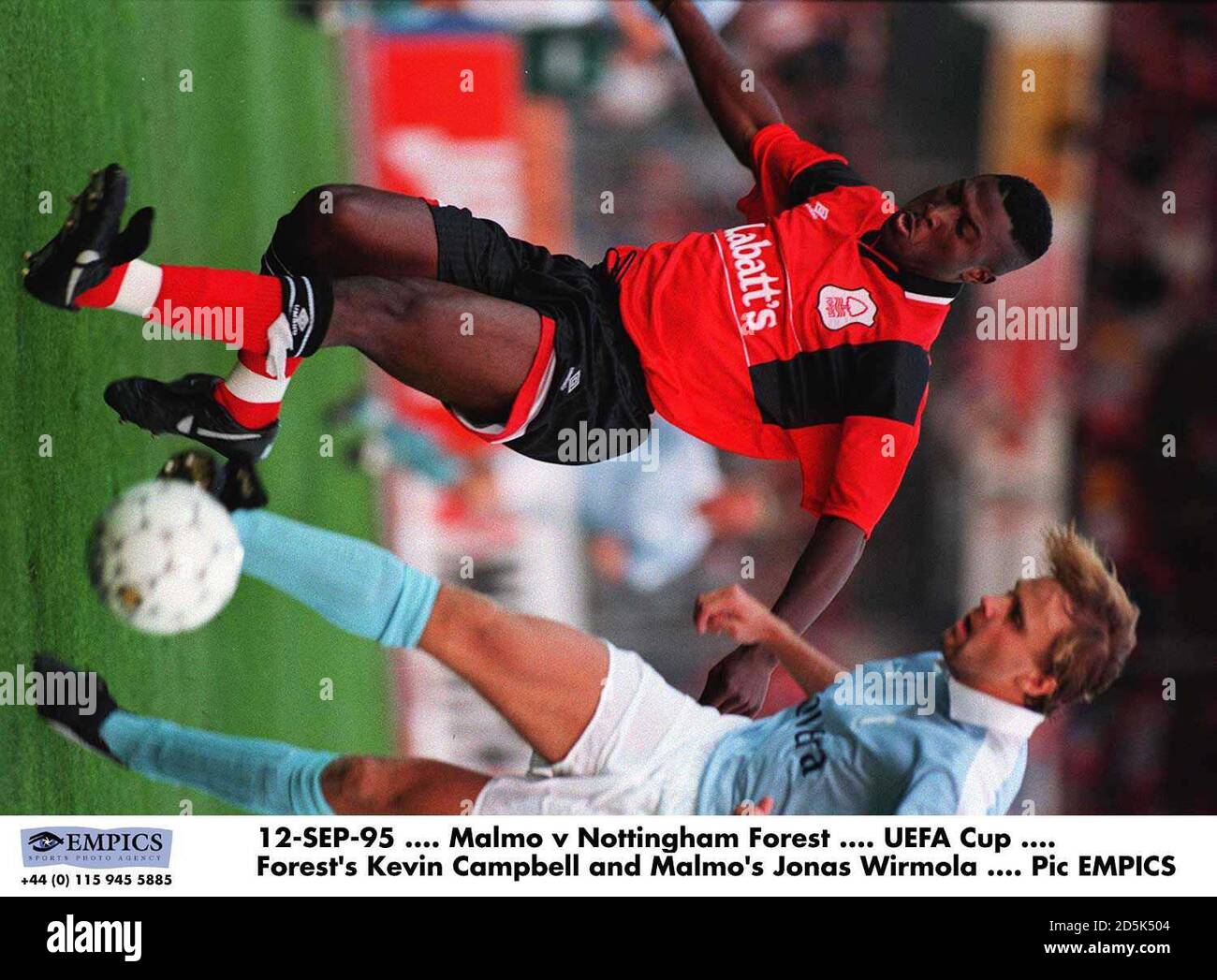 12-SEP-95 .... Malmö gegen Nottingham Forest .... UEFA Cup .... Kevin Campbell von Forest und Jonas Wirmola von Malmo Stockfoto