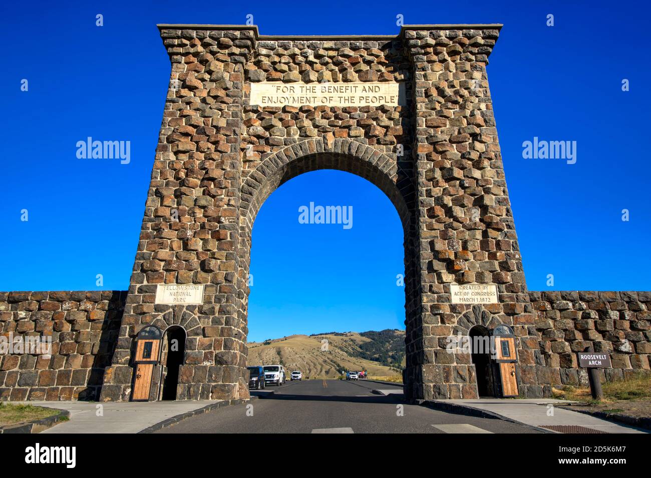 Der Roosevelt Arch am Nordeingang, Yellowstone National Park, Wyoming, USA Stockfoto