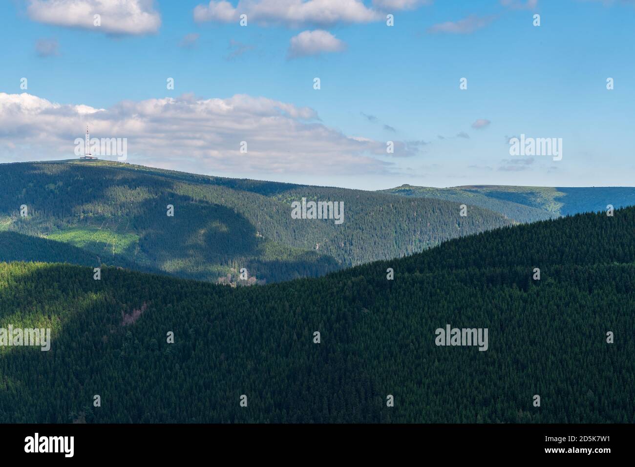 Praded, Petrovy kameny und Vysoka Loch von Rysi skala Aussichtspunkt über Kouty nad Desnou Resort in Jeseniky Berge in der Tschechischen republik Stockfoto