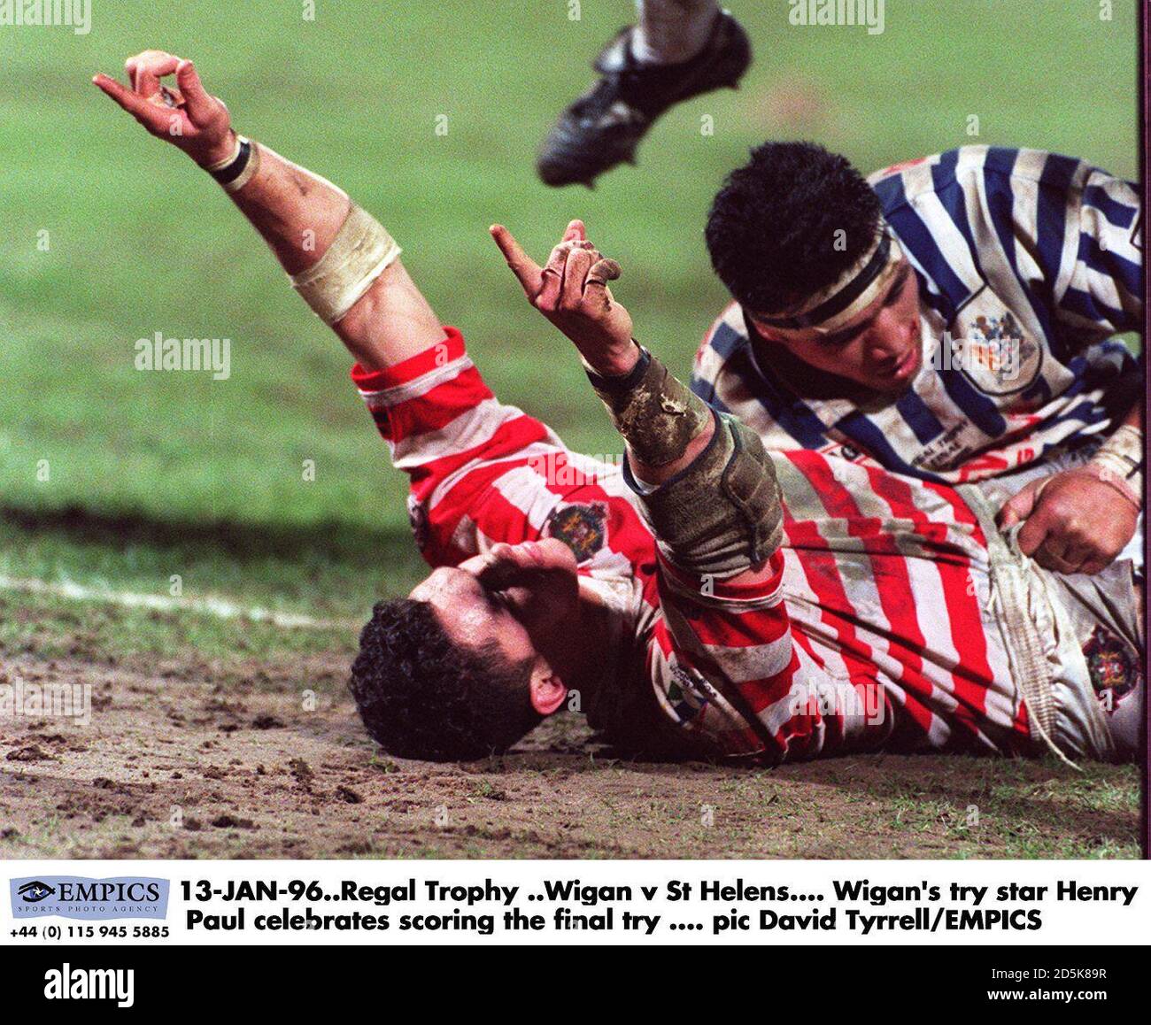 13-JAN-96. Regal Trophy ..Wigan gegen St Helens. Wigans Trickstar Henry Paul feiert den letzten Versuch Stockfoto