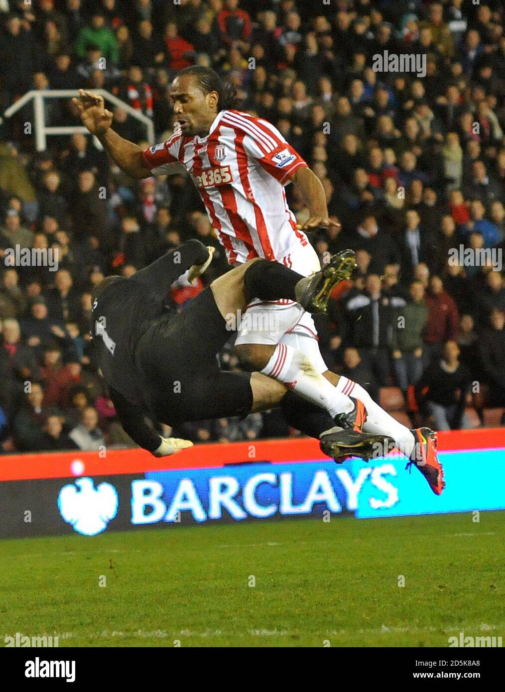 Cameron Jerome von Stoke City verquickt sich mit Southampton-Torhüter Kelvin Davis Stockfoto