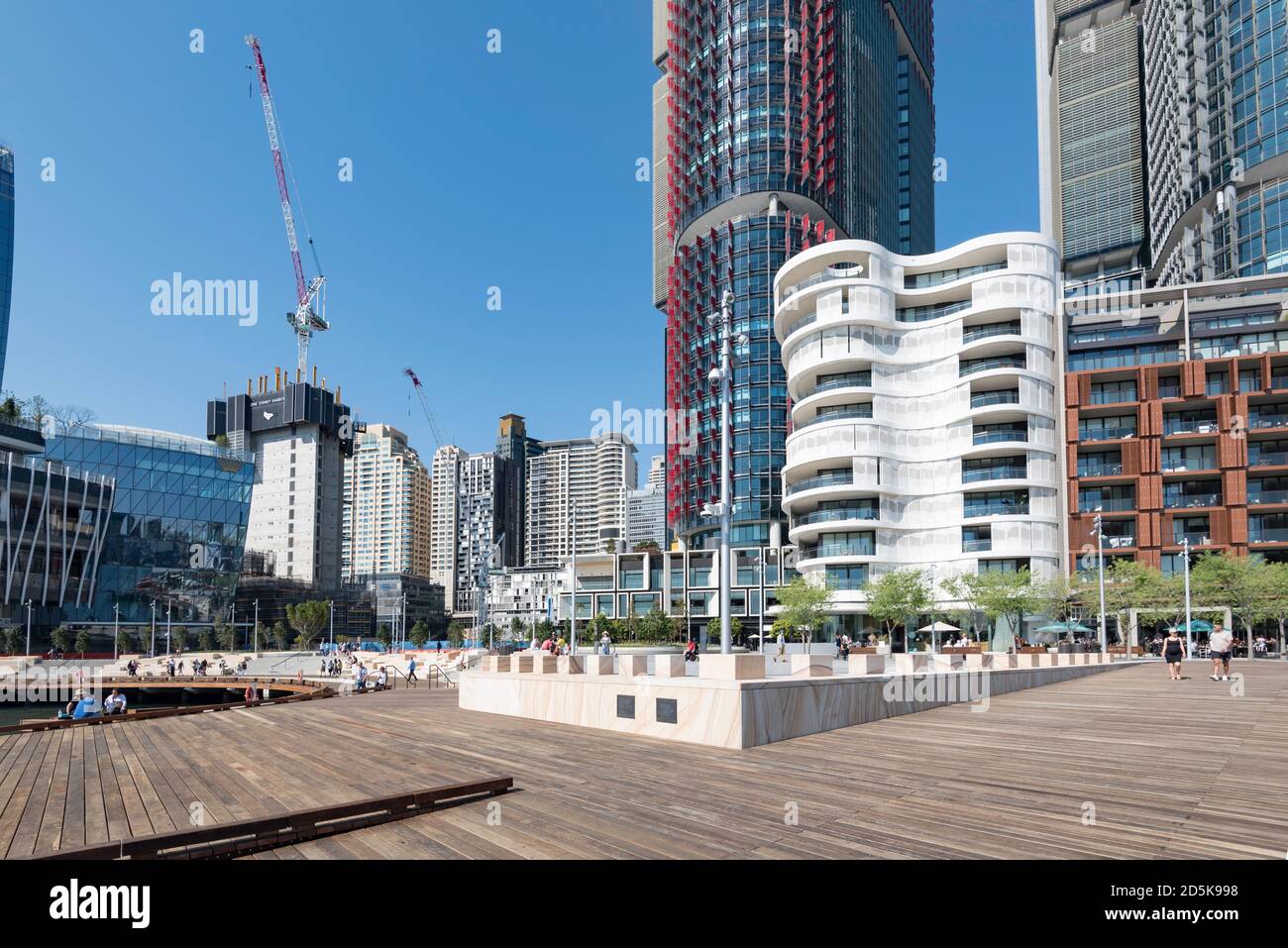 Barangaroo, Sydney, Aust Okt 2020: Die neu erbaute Watermans Cove ist für die Öffentlichkeit zugänglich und bietet einen 11.000 qm großen öffentlichen Raum neben dem Hafen Stockfoto