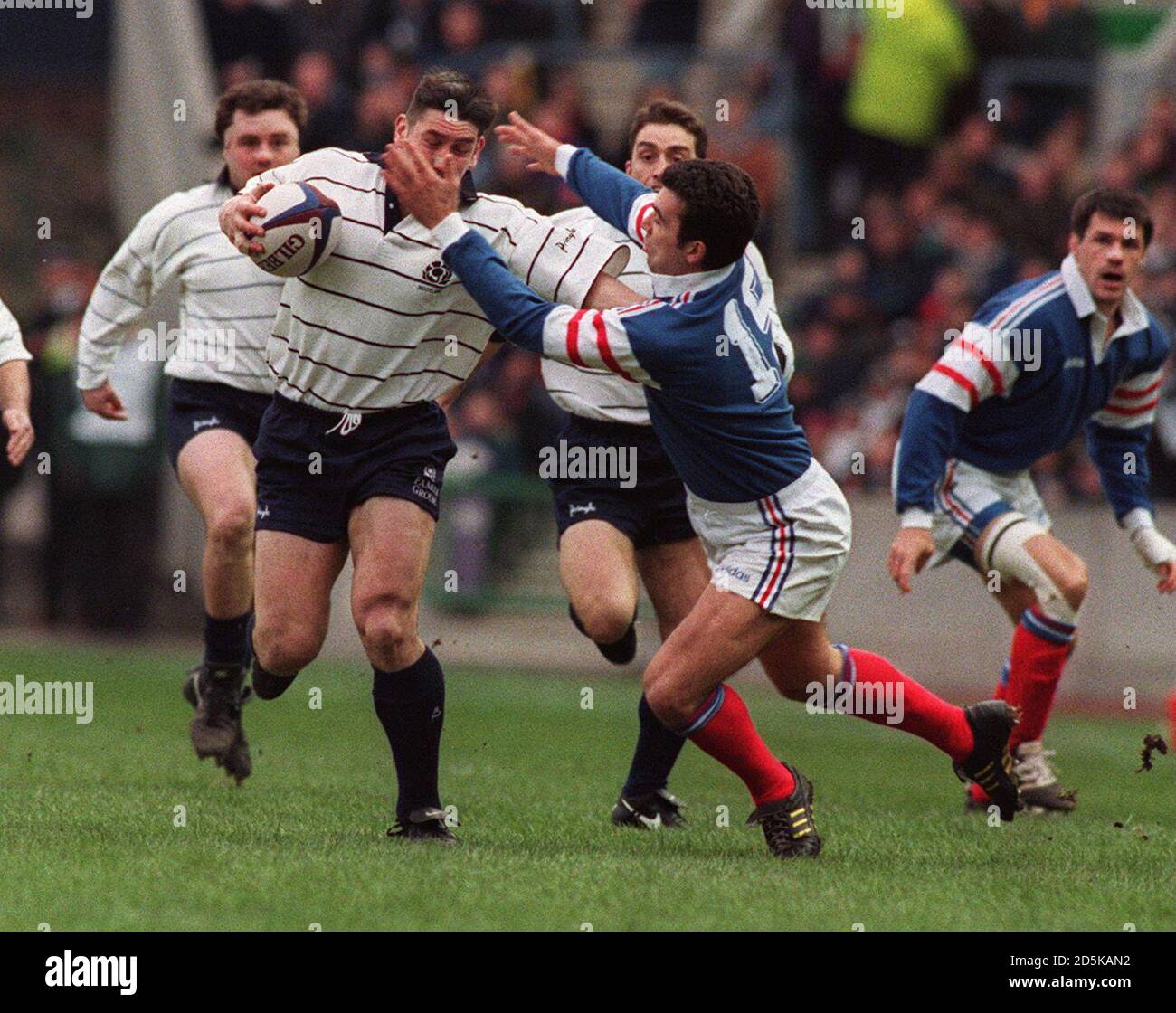03-FEB-1996 ... Schottland / Frankreich International ... Schottlands Ian Smith kommt an Frankreichs Jean-Luc Sadourny vorbei Stockfoto