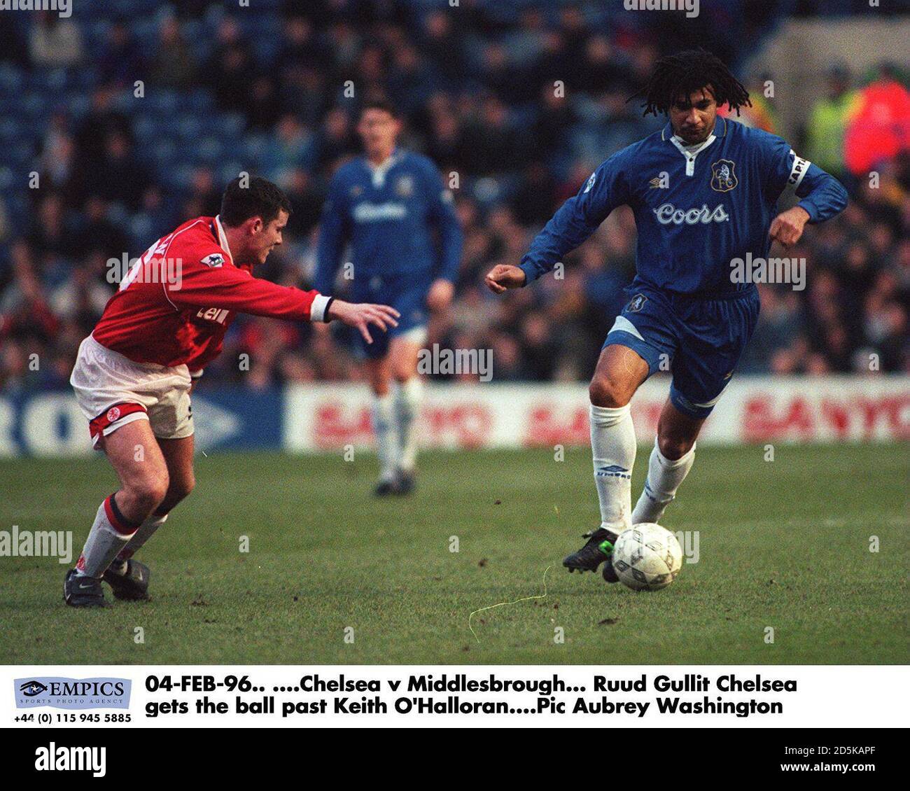 04-FEB-96. ...Chelsea / Middlesbrough. Ruud Gullit Chelsea holt den Ball an Keith O'Halloran vorbei Stockfoto