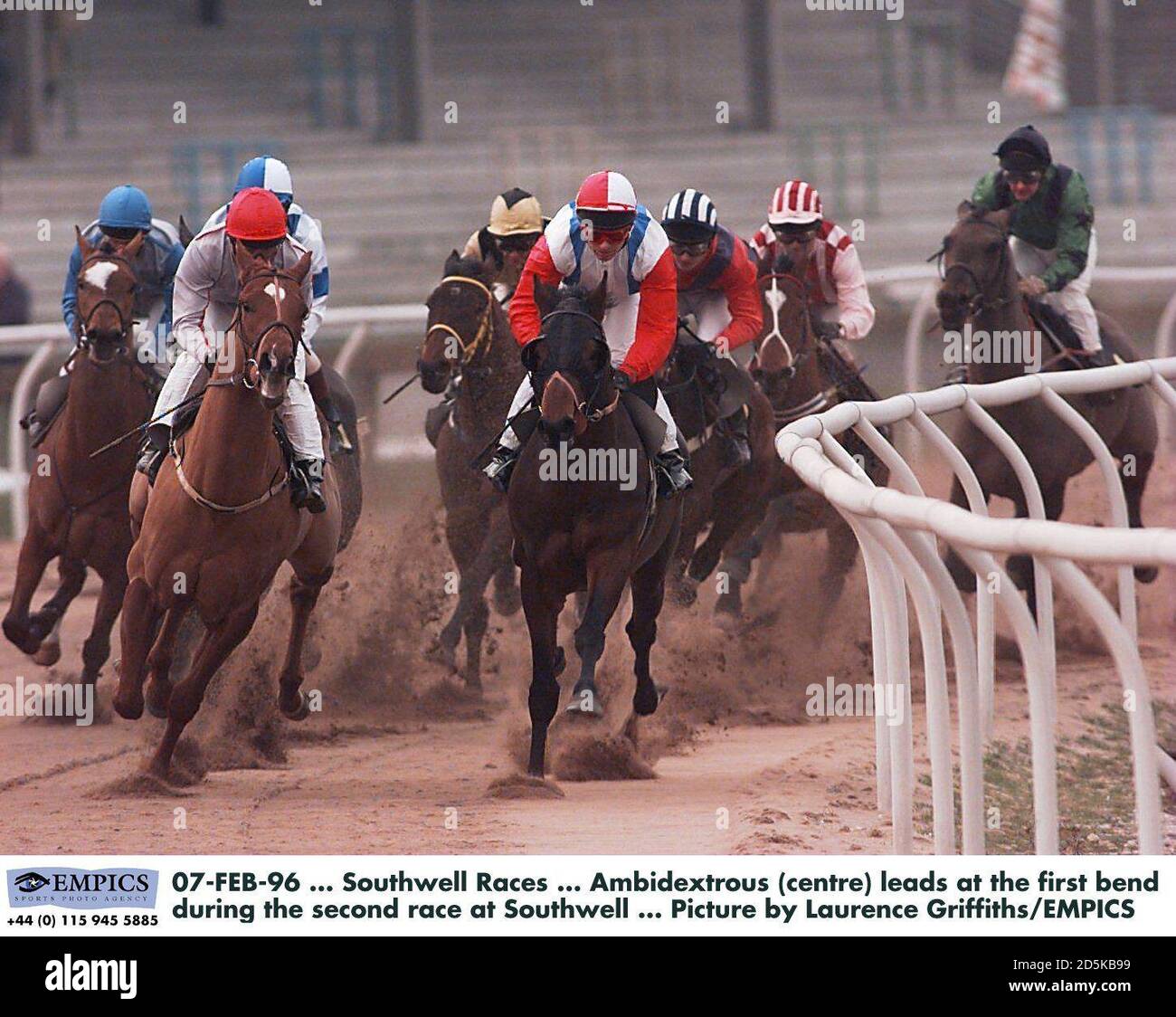 07-FEB-96 ... Southwell Races ... Beidhändig (Mitte) führt bei der ersten Kurve beim zweiten Rennen in Southwell ... Bild von Laurence Griffiths/EMPICS Stockfoto