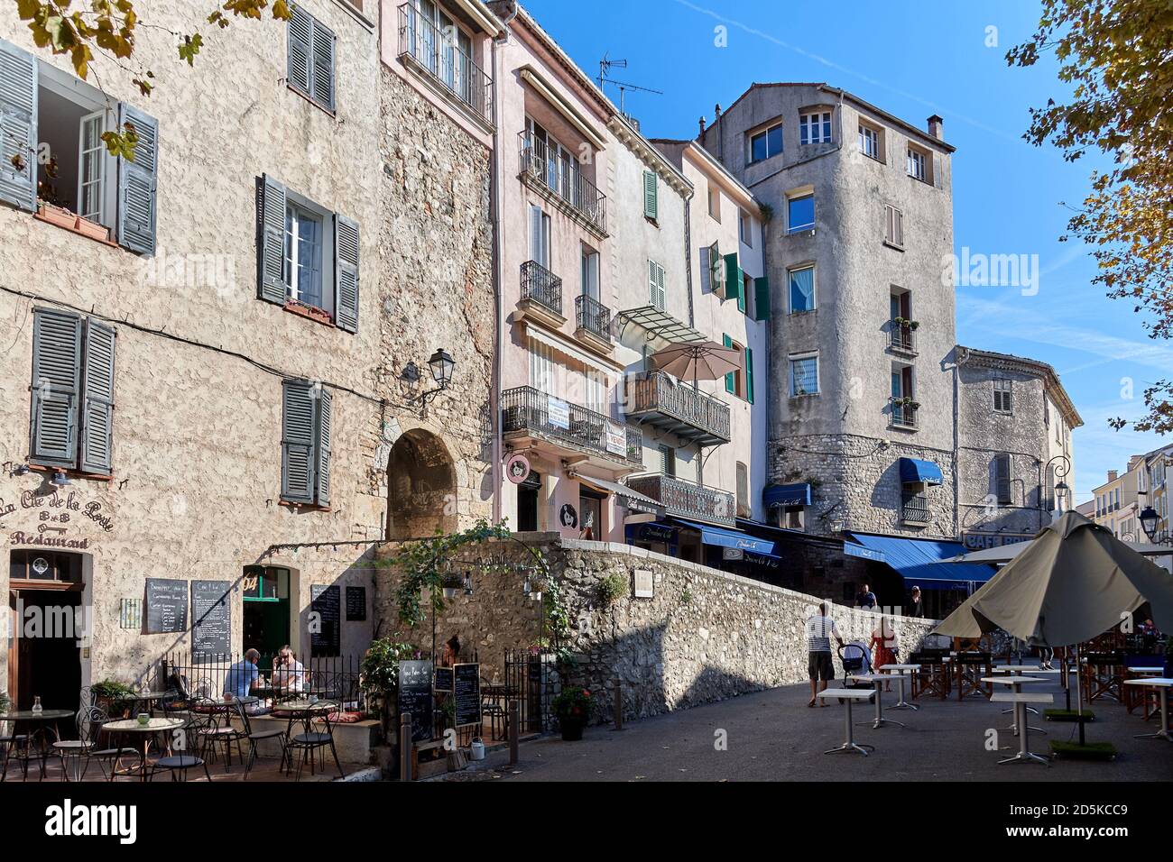 Antibes (Südostfrankreich): Platz „Place Jacques Audiberti“ in der Altstadt Stockfoto