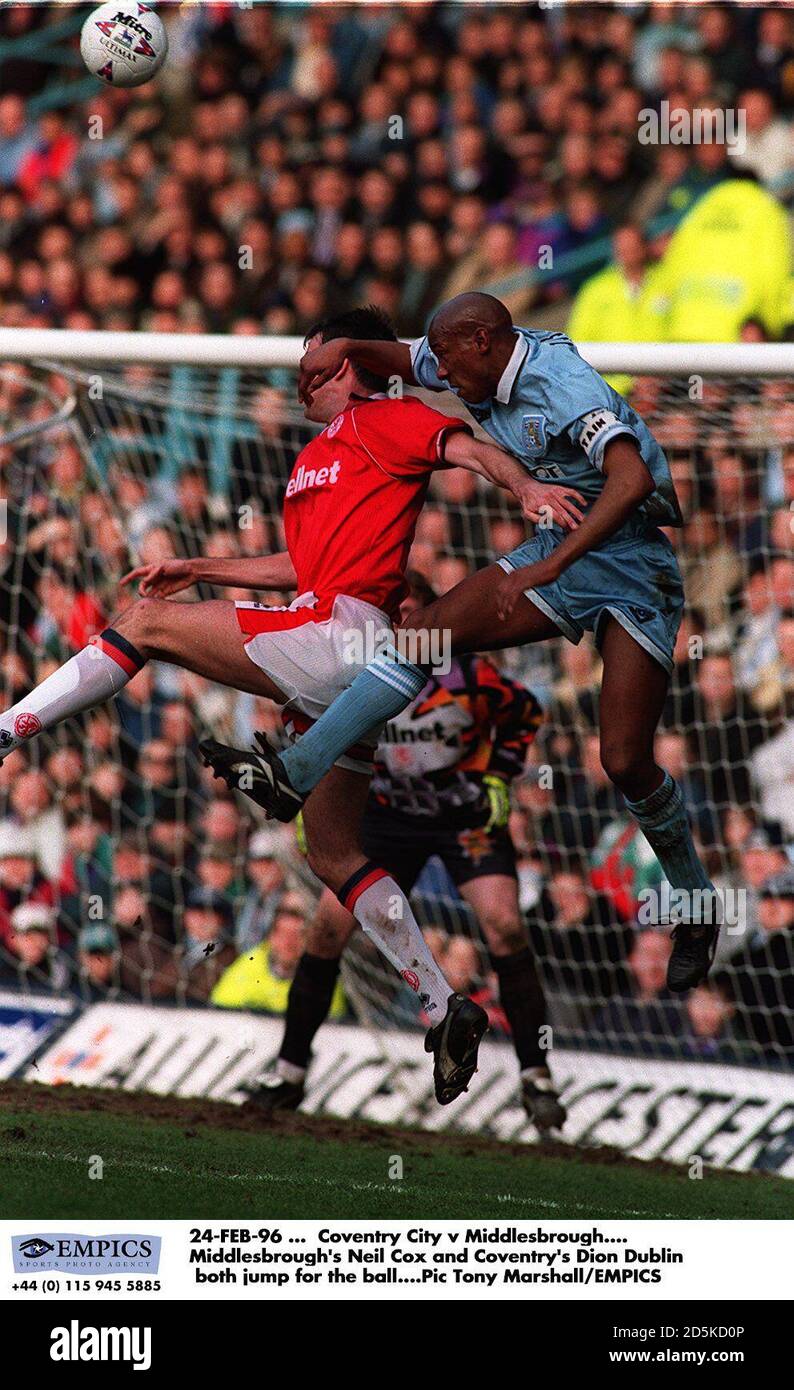 24-FEB-96 ... Coventry City / Middlesbrough. Middlesbroughs Neil Cox und Coventrys Dion Dublin springen beide für den Ball Stockfoto