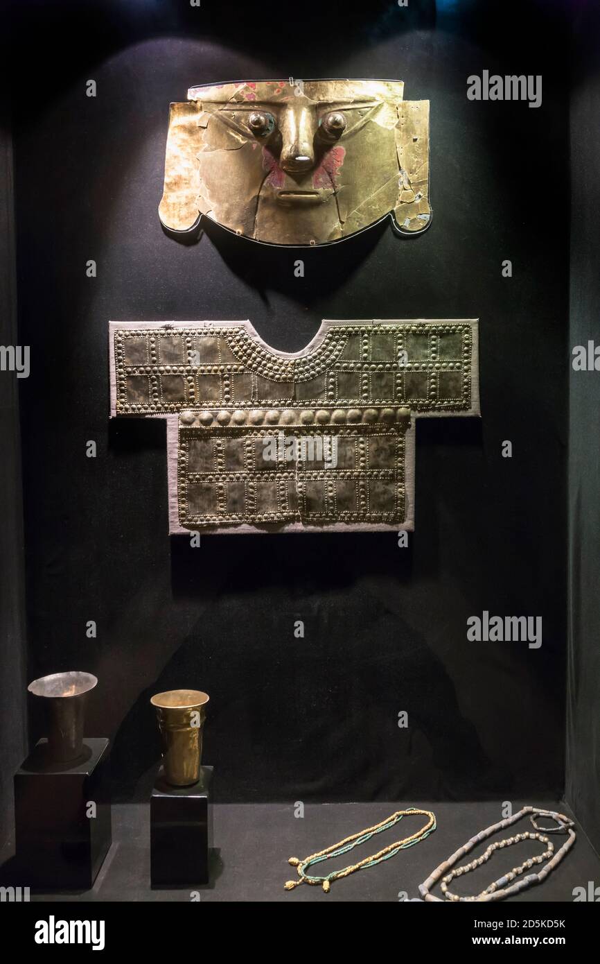 Goldmaske der sikanischen Kultur, die Metallwarengalerie, 'Nationalmuseum für Archäologie, Anthropologie und Geschichte Perus', Lima, Peru, Südamerika Stockfoto