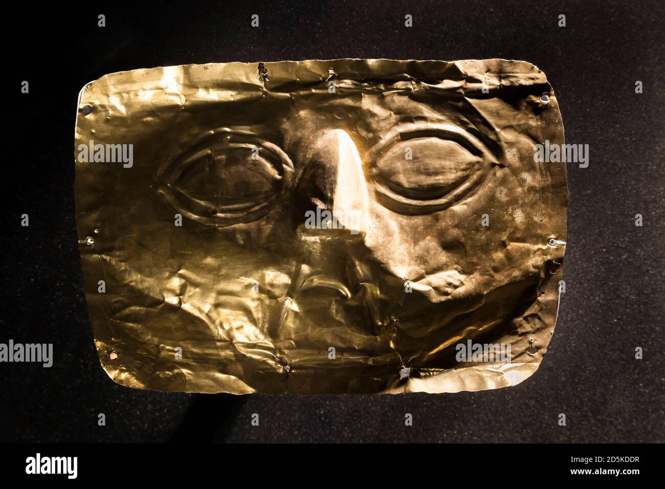 Goldmaske der Huari-Kultur, die Metallwarengalerie, 'Nationalmuseum für Archäologie, Anthropologie und Geschichte Perus', Lima, Peru, Südamerika Stockfoto