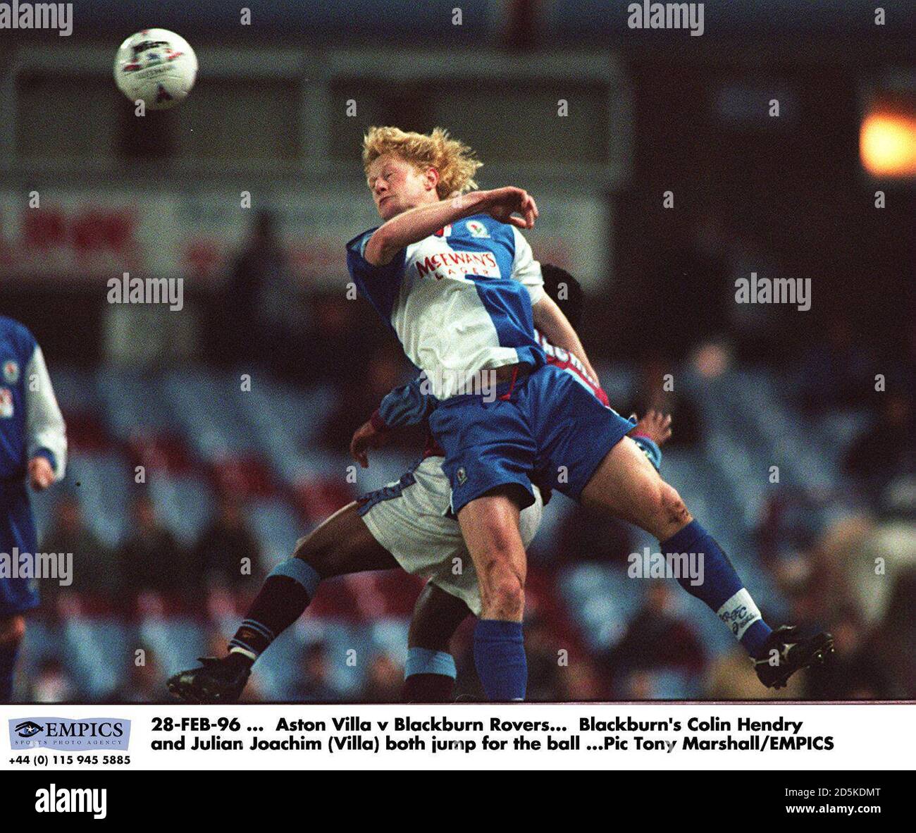 28-FEB-96 ... Aston Villa / Blackburn Rovers. Blackburns Colin Hendry und Julian Joachim (Villa) springen beide um den Ball Stockfoto