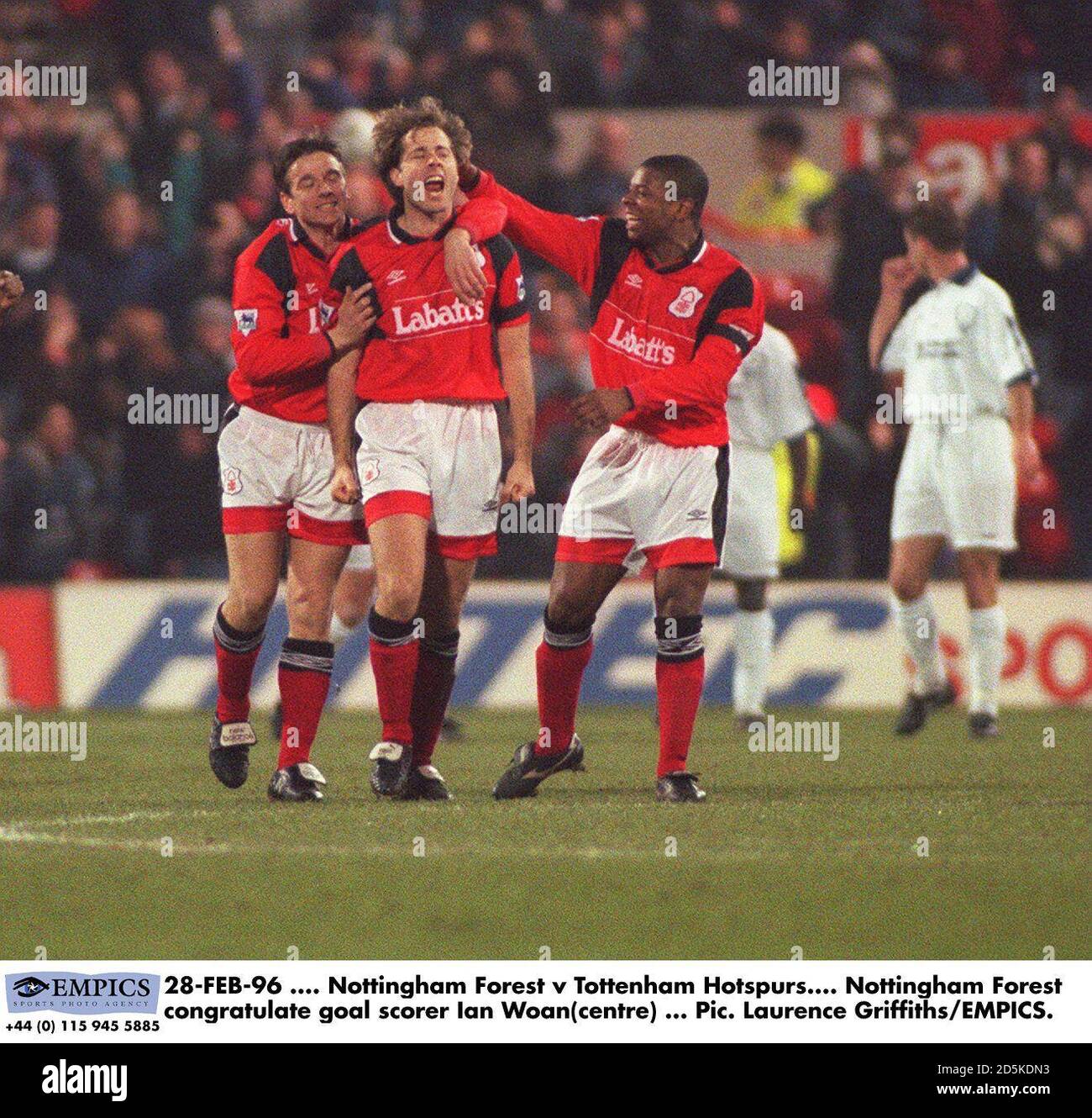 28-FEB-96 .... Nottingham Forest V Tottenham Hotspur .... Nottingham Forest gratuliert Torschütze Ian Woan (Mitte) Stockfoto