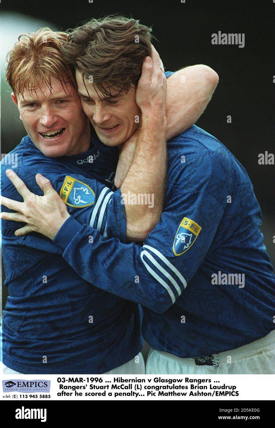 03-MÄRZ-1996 ... Hibernian / Glasgow Rangers ... Stuart McCall (L) der Rangers gratuliert Brian Laudrup, nachdem er eine Strafe erzielt hat Stockfoto