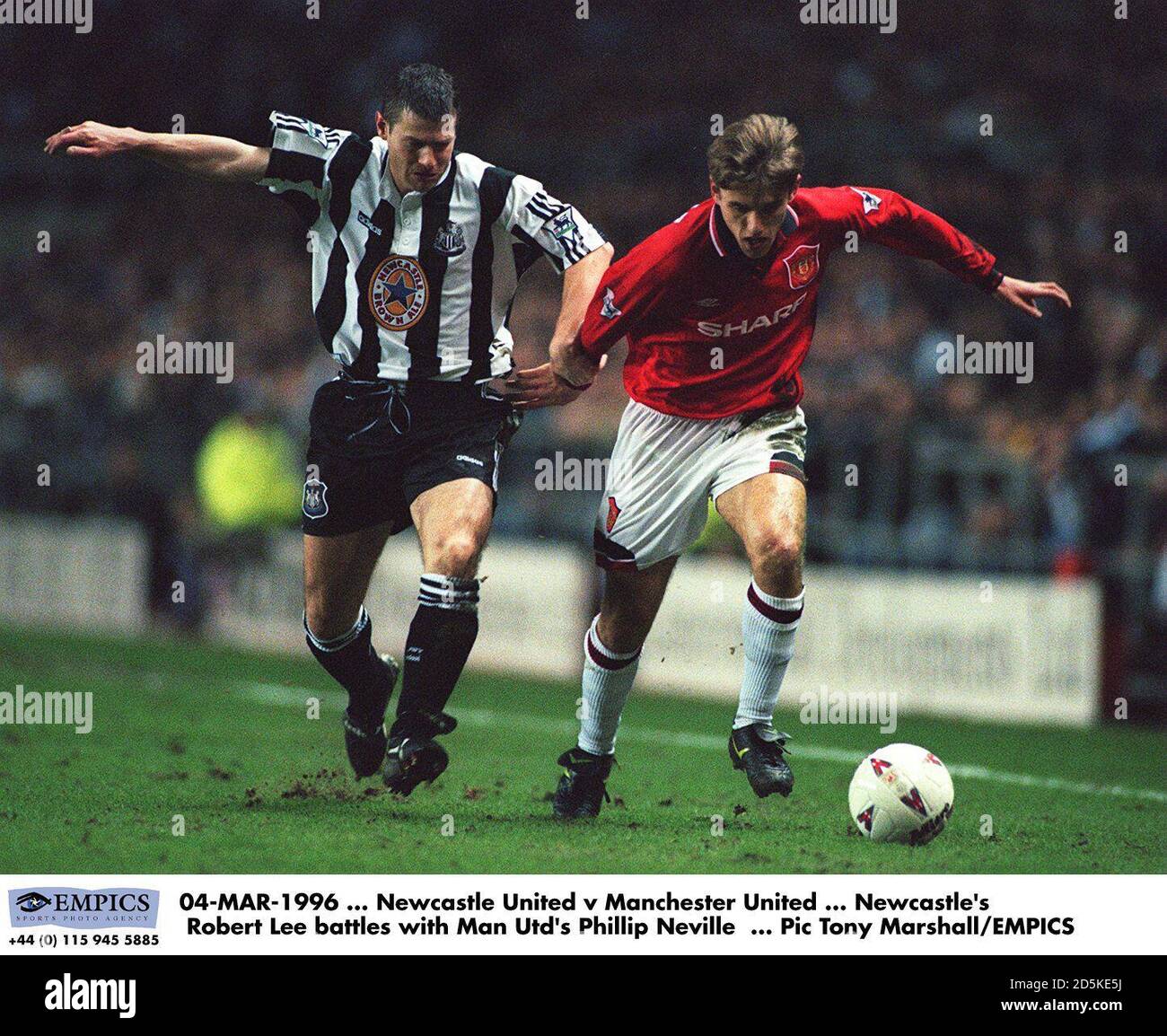 04-MÄRZ-1996 ... Newcastle United / Manchester United ... Newcastles Robert Lee kämpft gegen Philip Neville von Manchester United Stockfoto