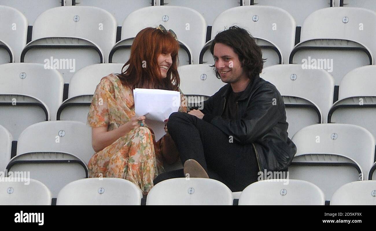 Florence Welch (links) von der Band 'Florence + The Machine' und Makkabäer-Sänger Felix White genießen die Action zwischen Surrey und Sussex im Kia Oval. Stockfoto