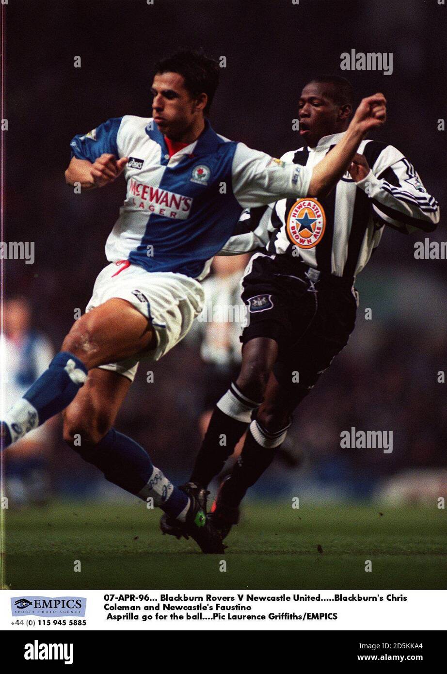 07-APR-96. Blackburn Rovers V Newcastle United. Blackburns Chris Coleman und Newcastles Faustino Asprilla gehen den Ball Stockfoto