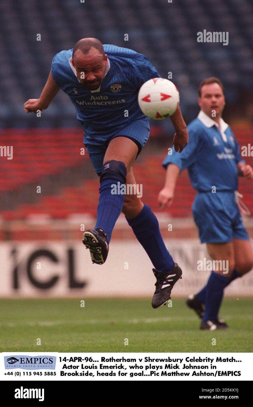 14-APR-96. Rotherham United / Shrewsbury Celebrity Match. Der Schauspieler Louis Emerick, der Mick Johnson in Brookside spielt, steht auf dem Tor Stockfoto