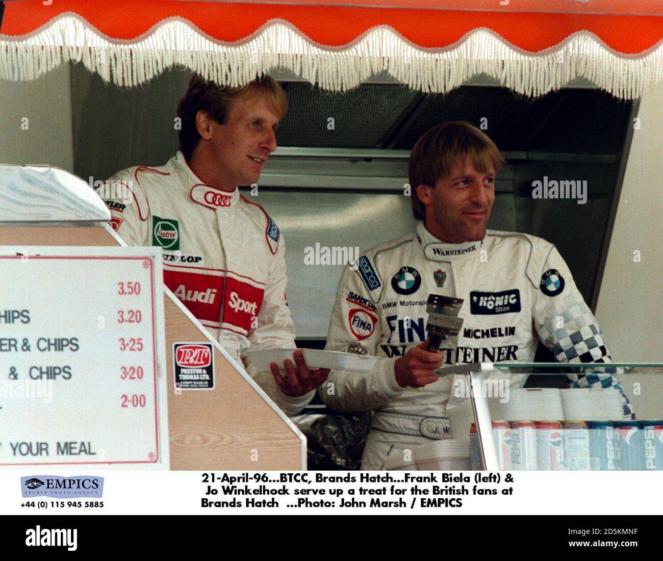 21-April-96. BTCC - Brands Hatch. Frank Biela (links) & Jo Winkelhock servieren den britischen Fans bei Brands Hatch einen Leckerbissen ...Foto John Marsh / EMPICS Stockfoto