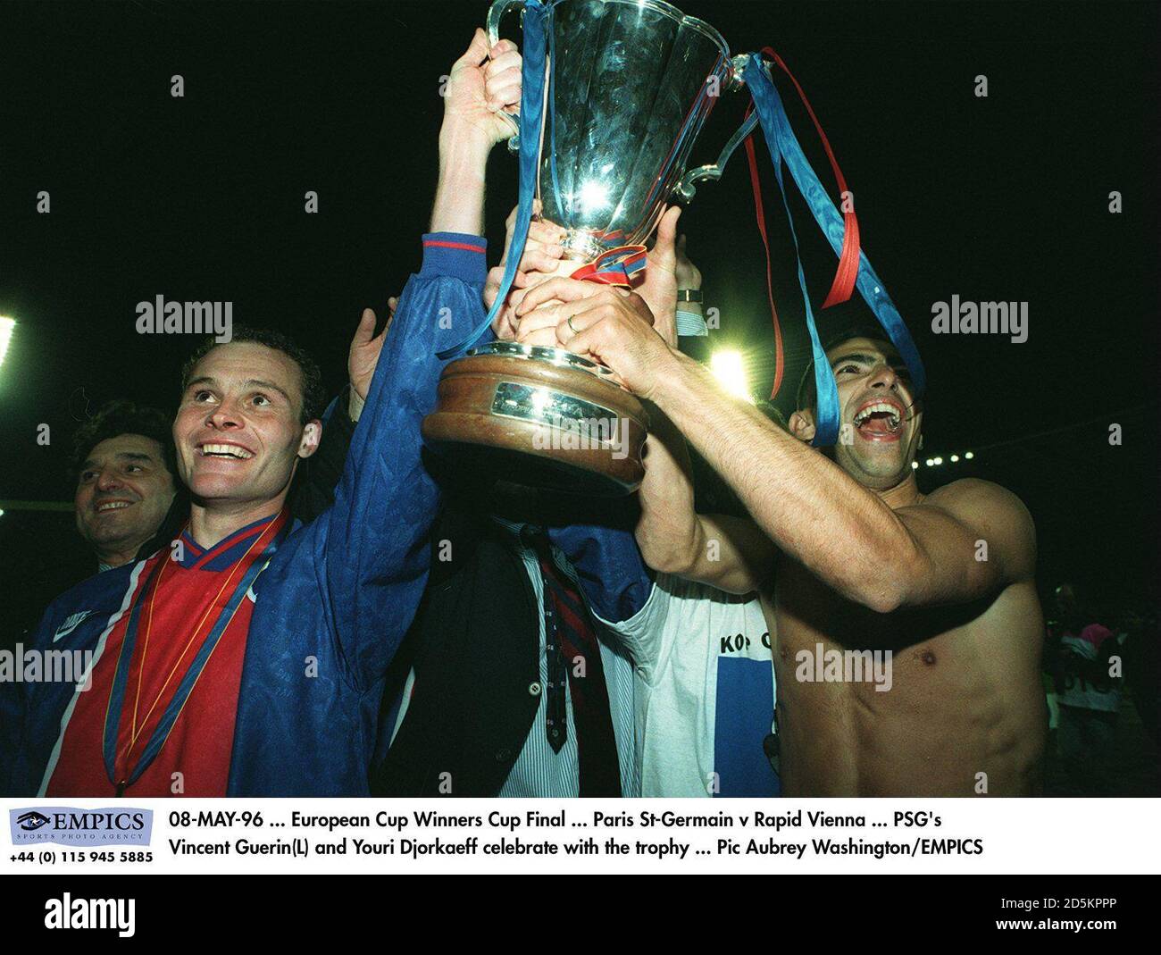 08-MAI-96 ... Europapokal Der Pokalsieger ... Paris St-Germain V Rapid Wien ... Vincent Guerin(L) und Youri Djorkaeff von PSG feiern mit der Trophäe Stockfoto