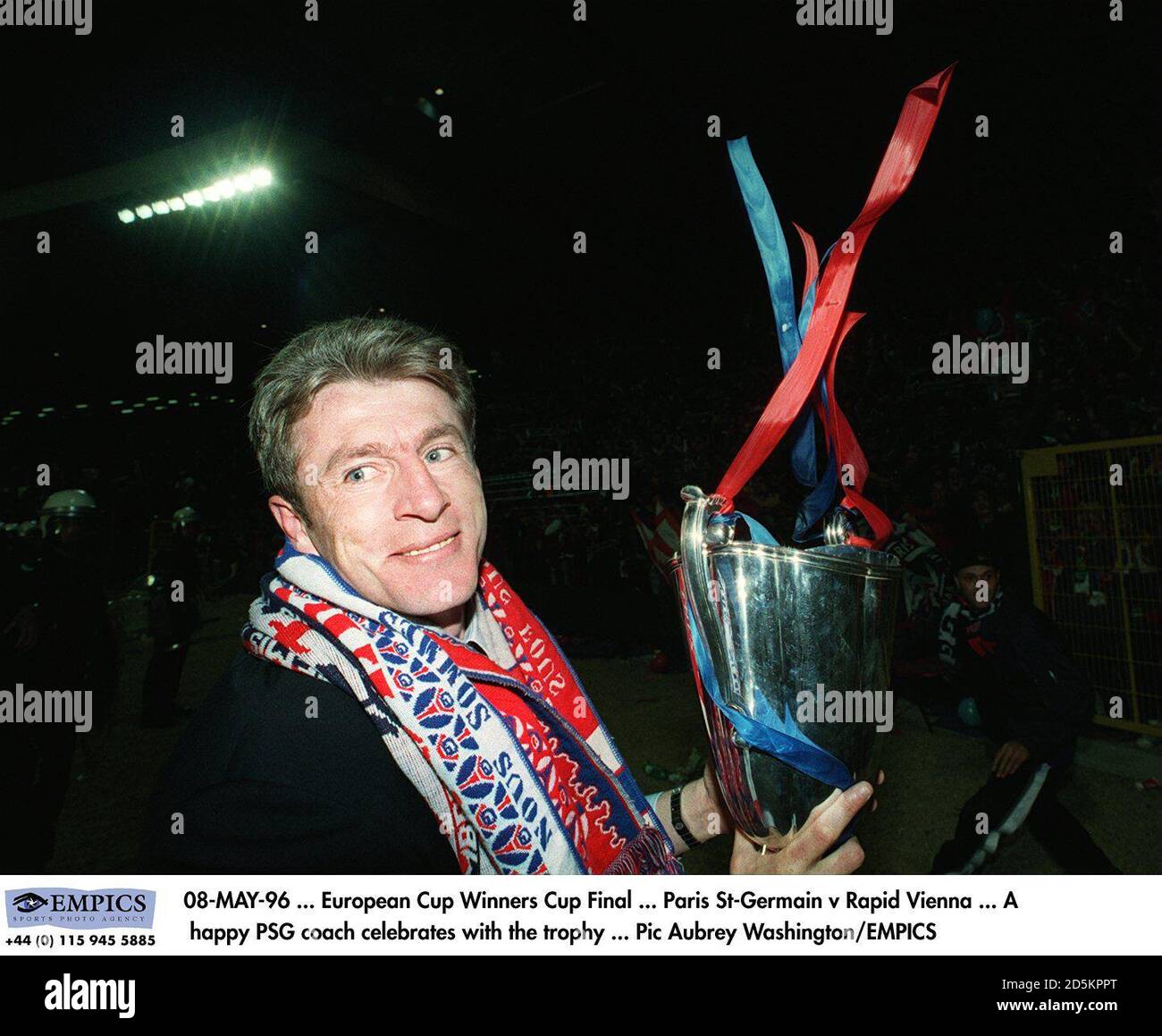 08-MAI-96 ... Europapokal Der Pokalsieger ... Paris St-Germain V Rapid Wien ... Ein glücklicher PSG-Coach feiert mit der Trophäe Stockfoto