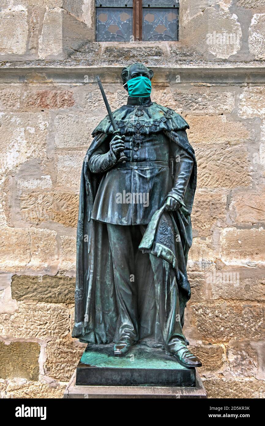 Schloss Hohenzollern, Baden-Württemberg - September 10 2020: Statue von Friedrich Wilhelm IV. Von Preußen mit Covid-19 Maske Stockfoto
